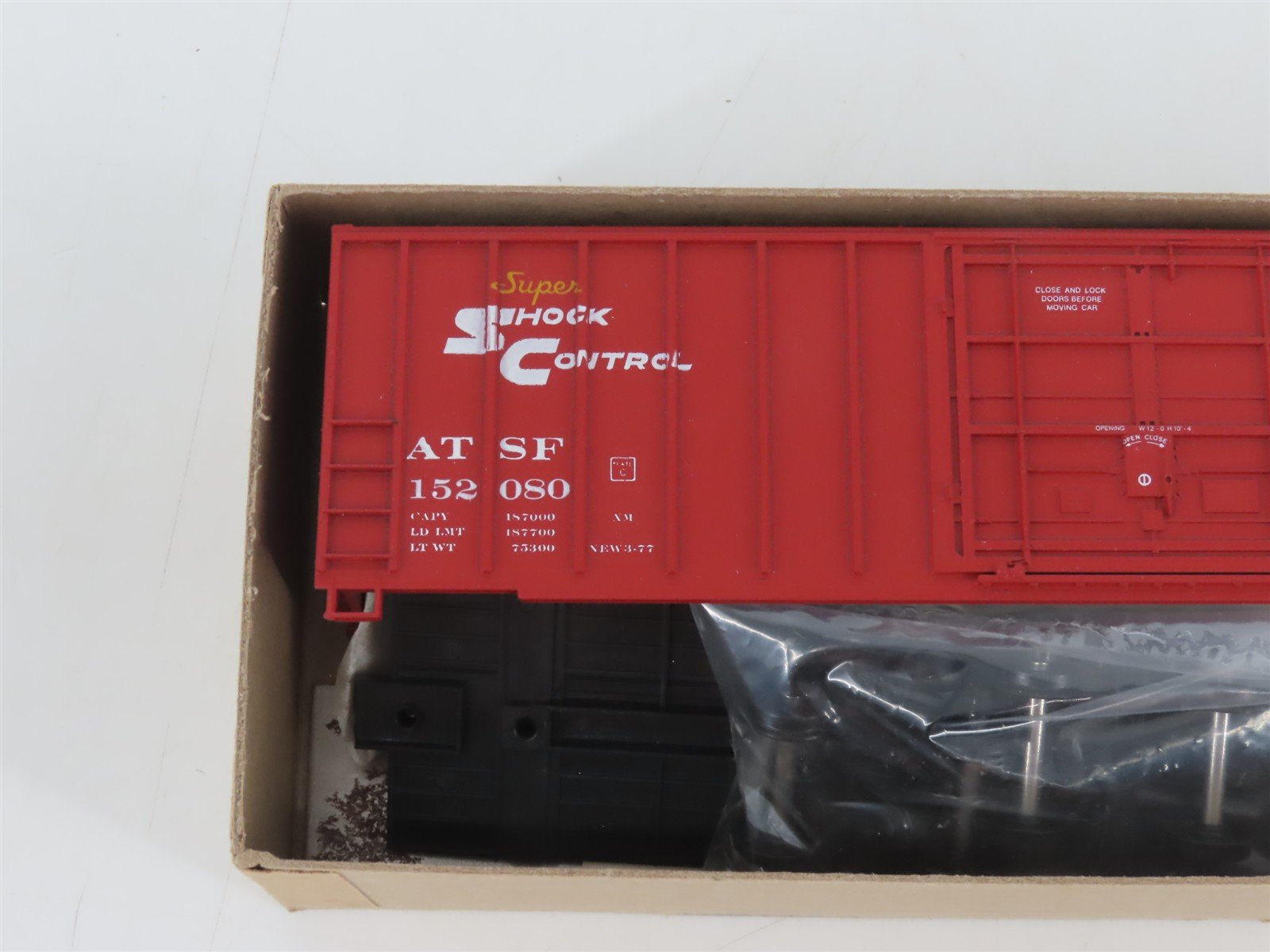 HO Scale Roundhouse Kit 3621 ATSF Santa Fe 50' Plug Door Box Car #152080