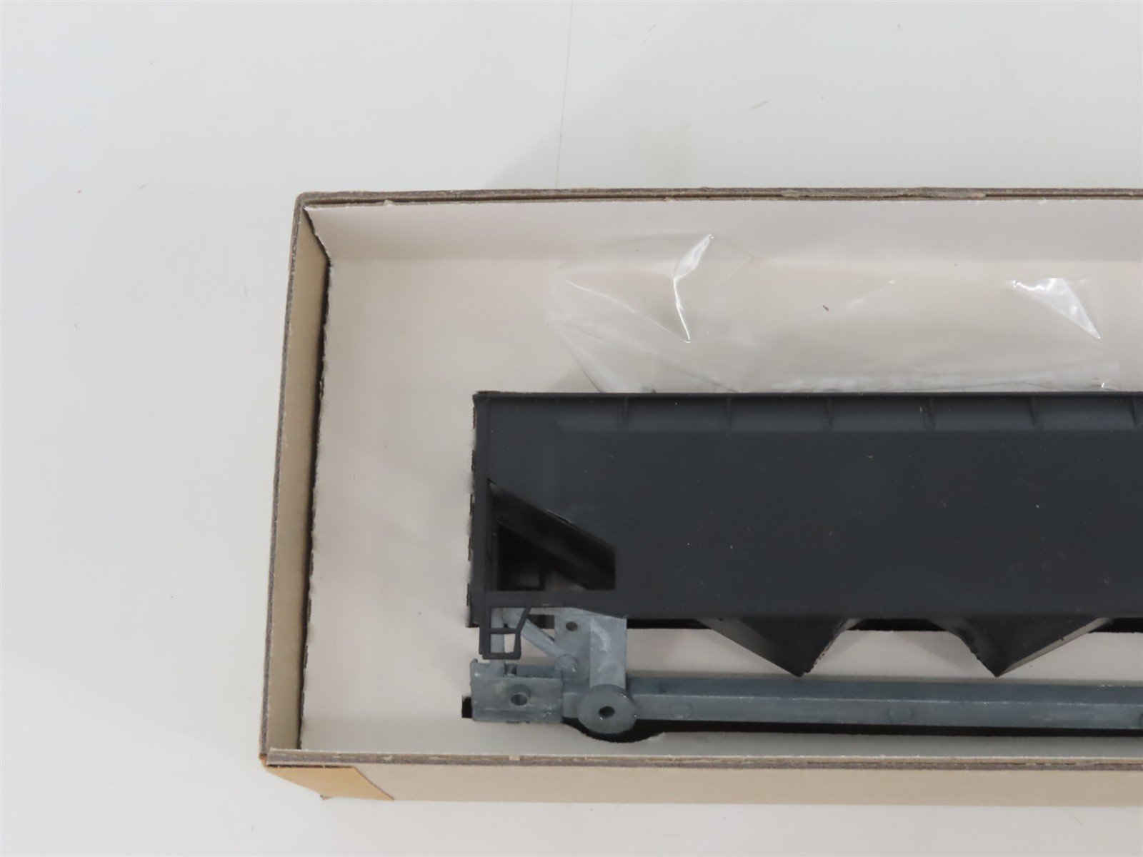 HO Scale Roundhouse Kit 1610 Undecorated 3-Bay Offset Hopper