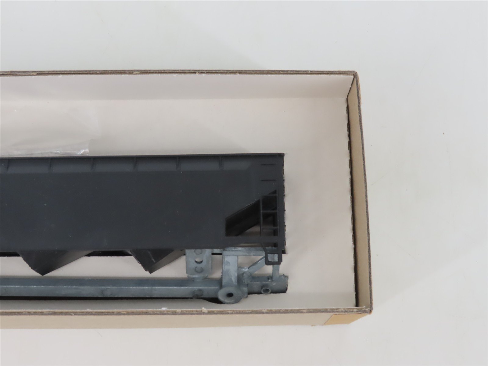 HO Scale Roundhouse Kit 1610 Undecorated 3-Bay Offset Hopper