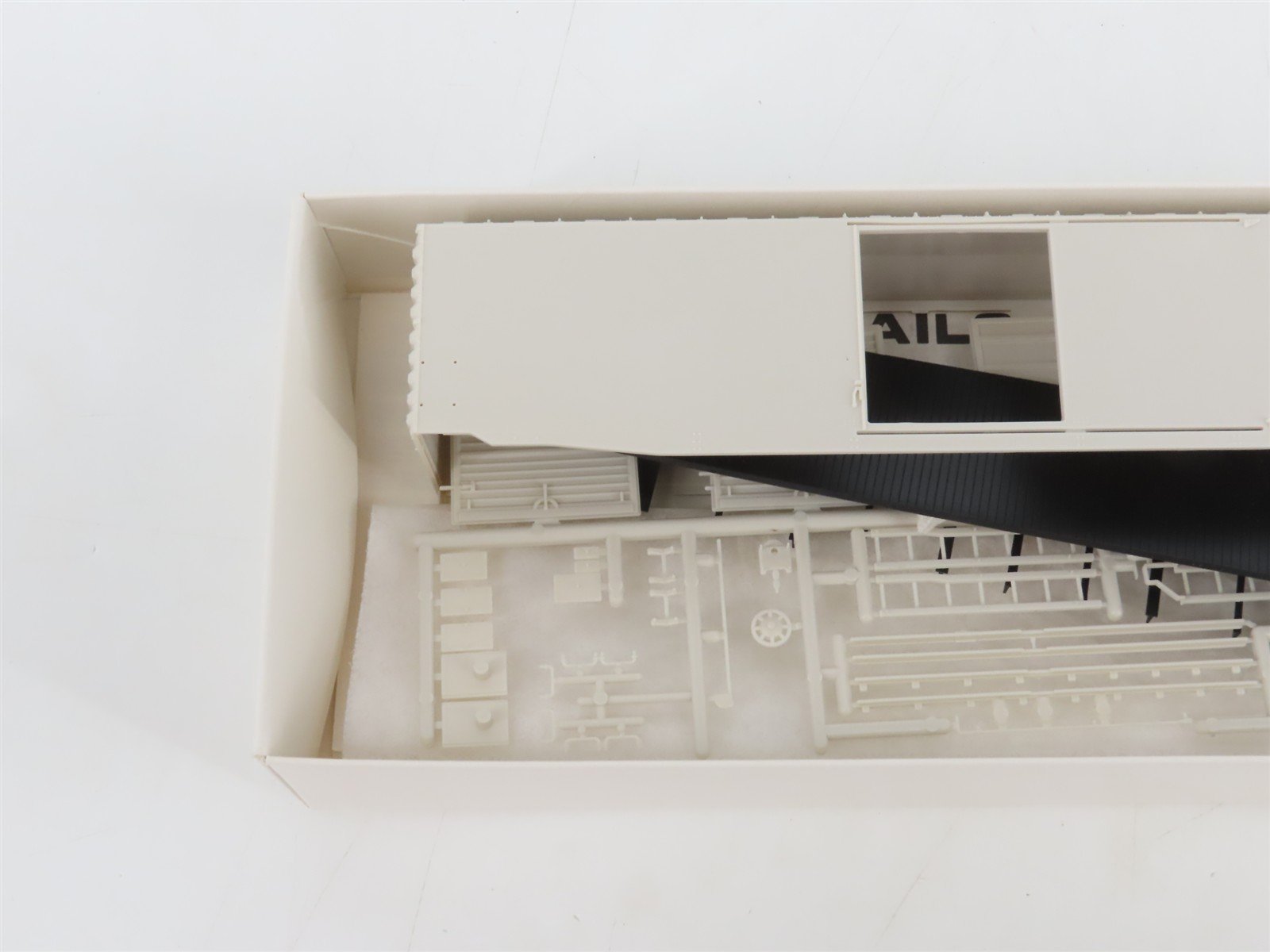 HO Scale Robin's Rails Kit 018-5300 Undecorated 50' PS-1 Single Door Box Car