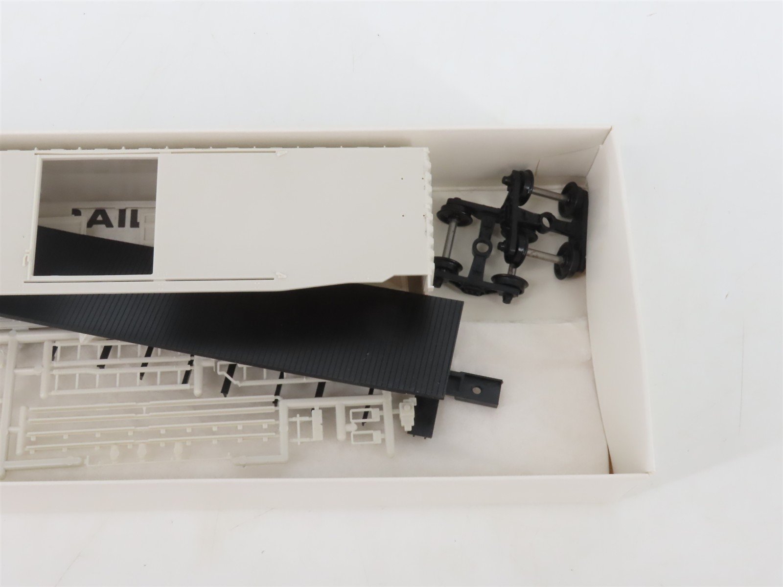 HO Scale Robin's Rails Kit 018-5300 Undecorated 50' PS-1 Single Door Box Car