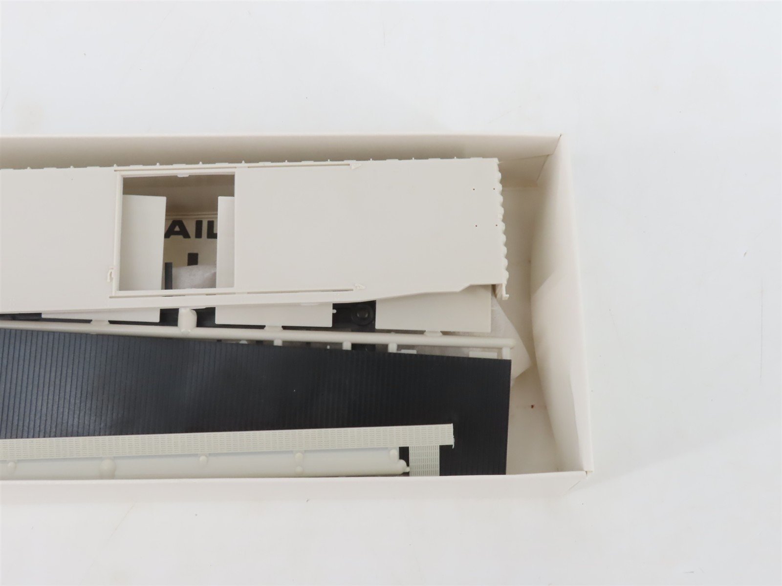 HO Scale Robin's Rails Kit 018-5300 Undecorated 50' PS-1 Single Door Box Car