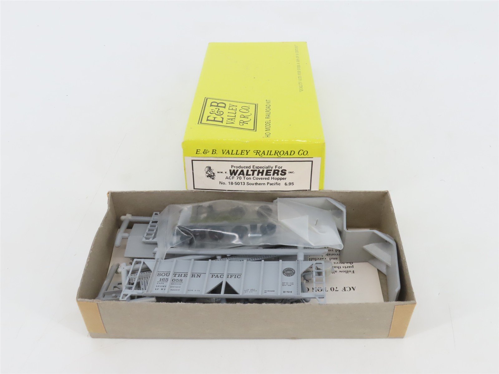 HO E&B Valley/Walthers Kit 18-5013 SP Southern Pacific 2-Bay Cov'd Hopper 165058