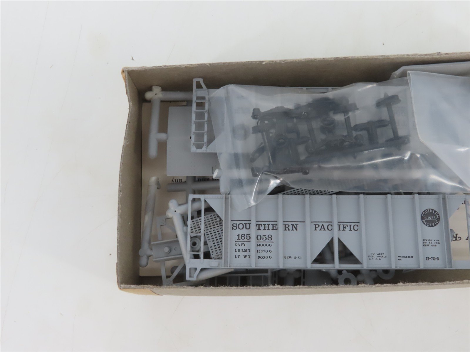 HO E&B Valley/Walthers Kit 18-5013 SP Southern Pacific 2-Bay Cov'd Hopper 165058