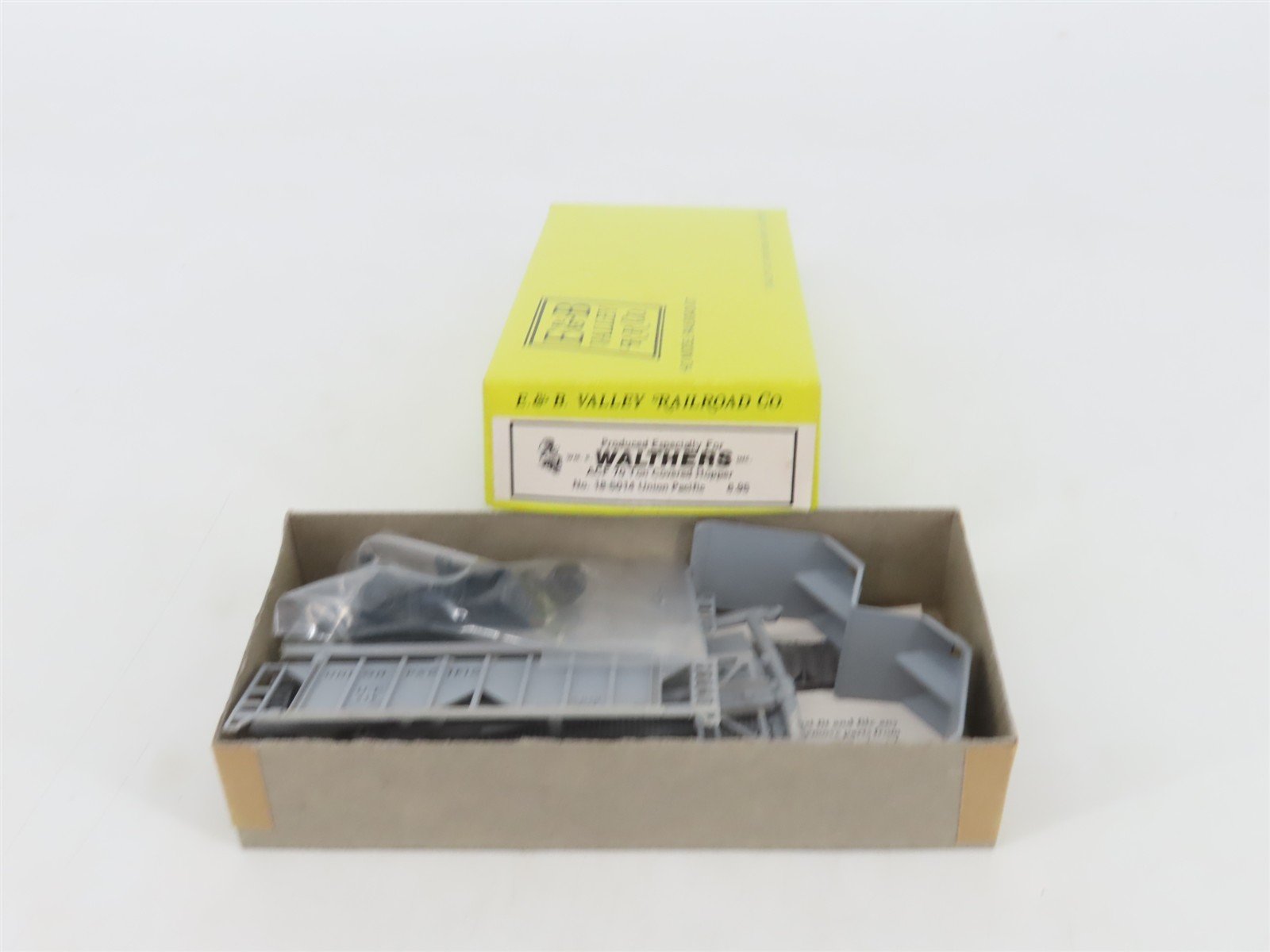 HO Scale E&B Valley/Walthers Kit 18-5014 UP Union Pacific 2-Bay Hopper #576