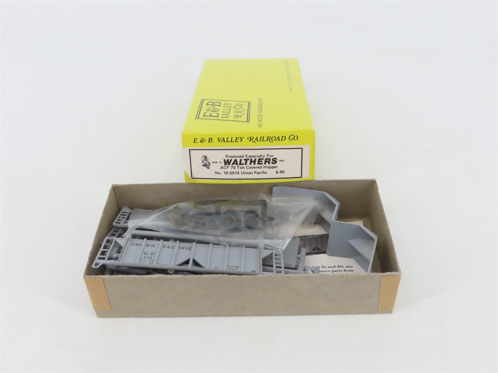 HO Scale E&B Valley/Walthers Kit 18-5014 UP Union Pacific 2-Bay Hopper #576
