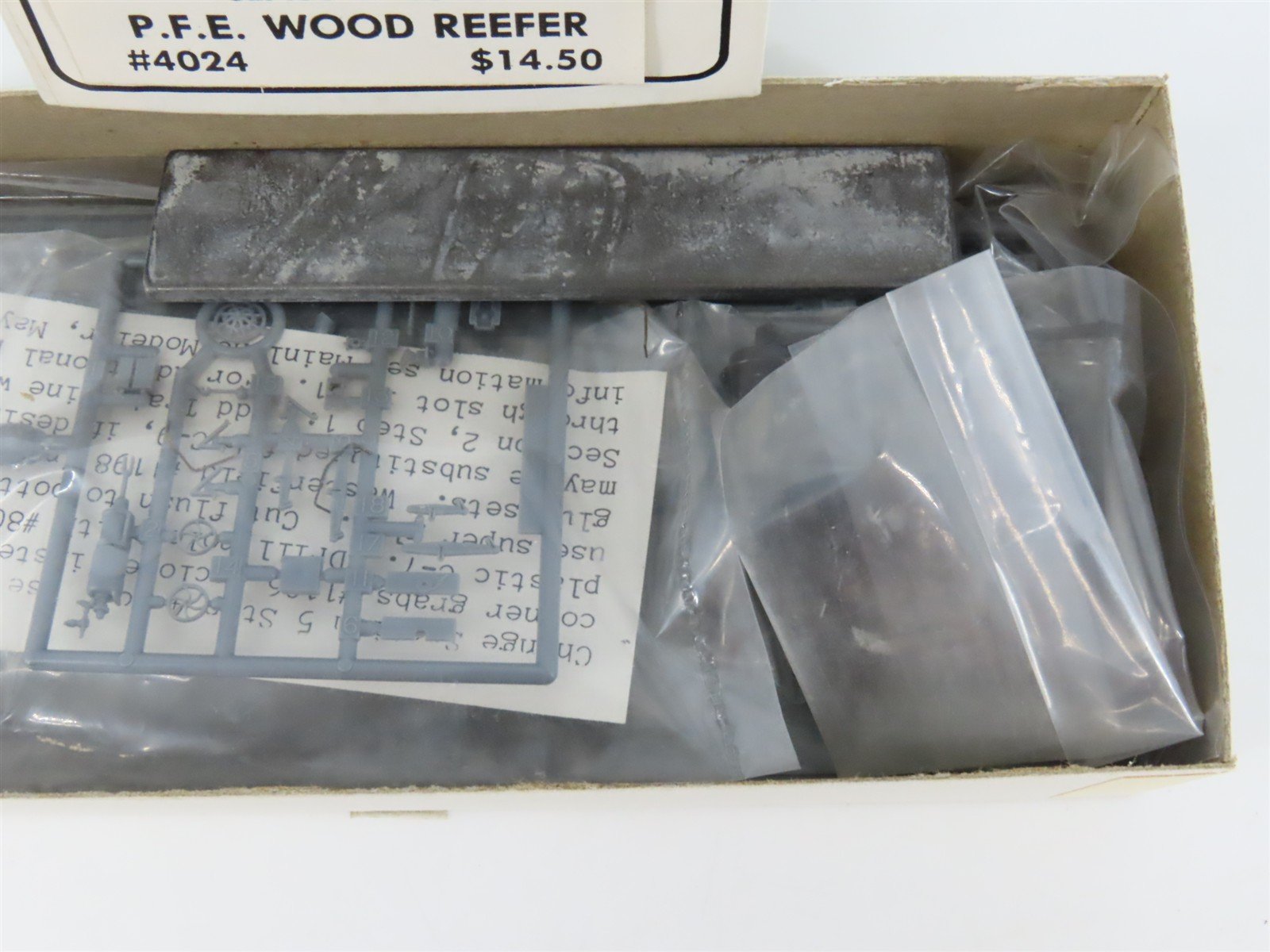 HO Scale Tichy 4024 Undecorated Class R-40-4 PFE Wood Reefer Car Kit