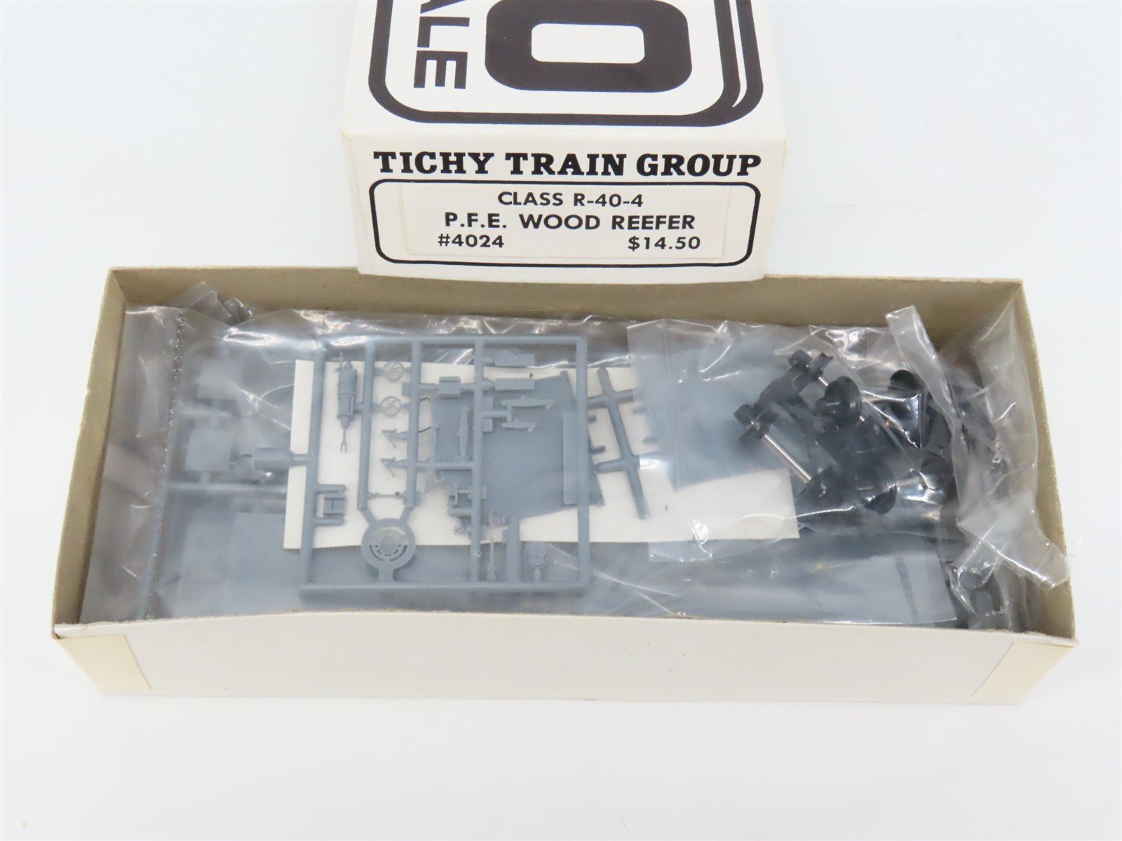 HO Scale Tichy 4024 Undecorated Class R-40-4 PFE Wood Reefer Car Kit
