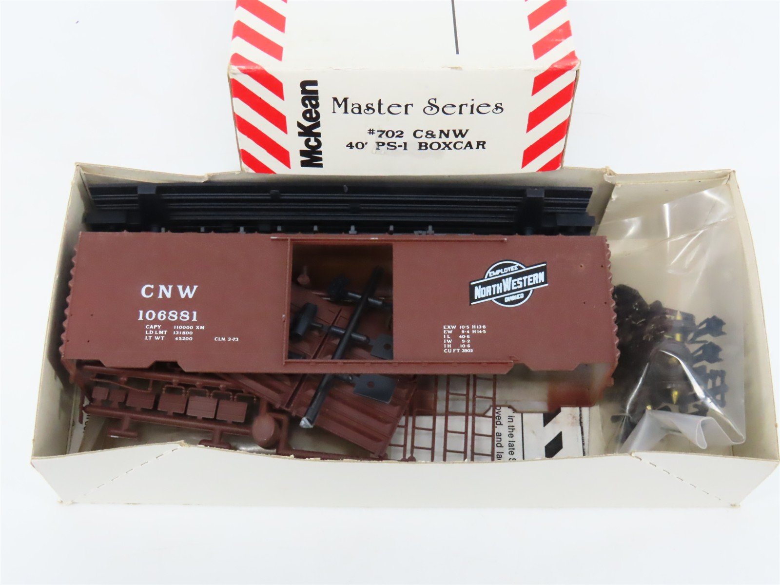 HO McKean Master Series 702 CNW Chicago Northwestern 40' PS-1 Boxcar #106881 Kit