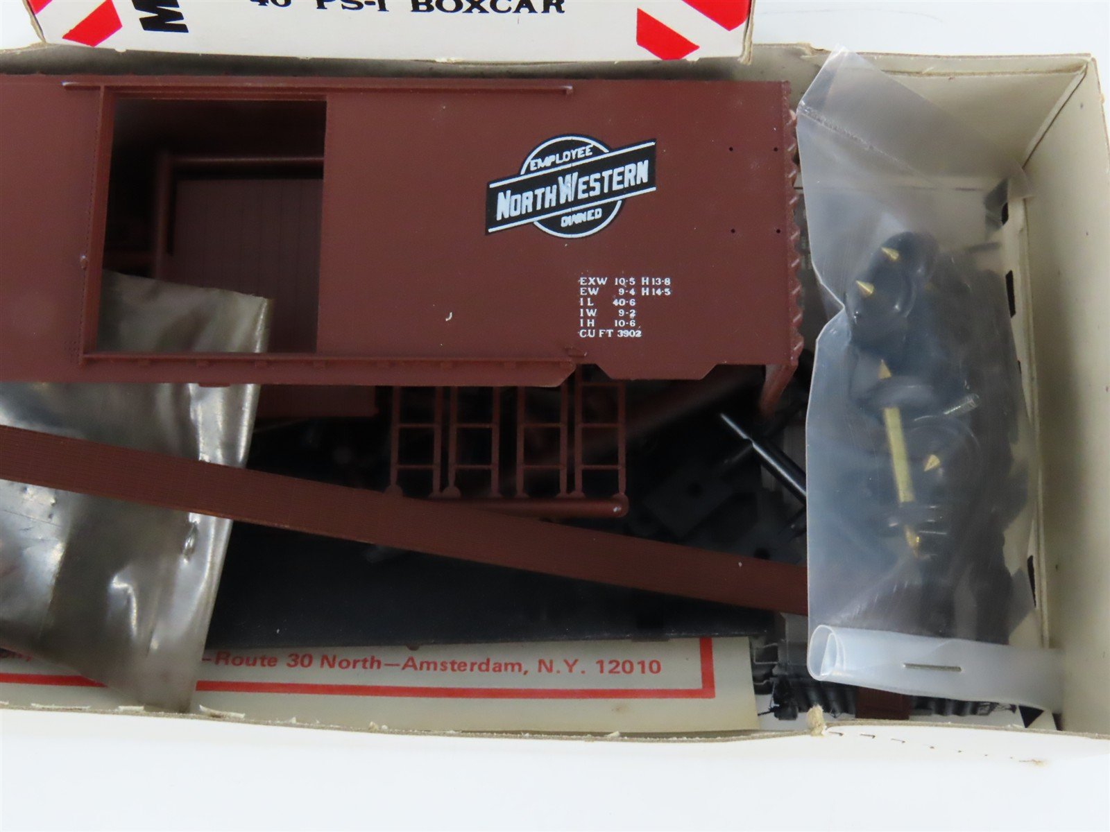 HO McKean Master Series 702 CNW Chicago Northwestern 40' PS-1 Boxcar #106881 Kit