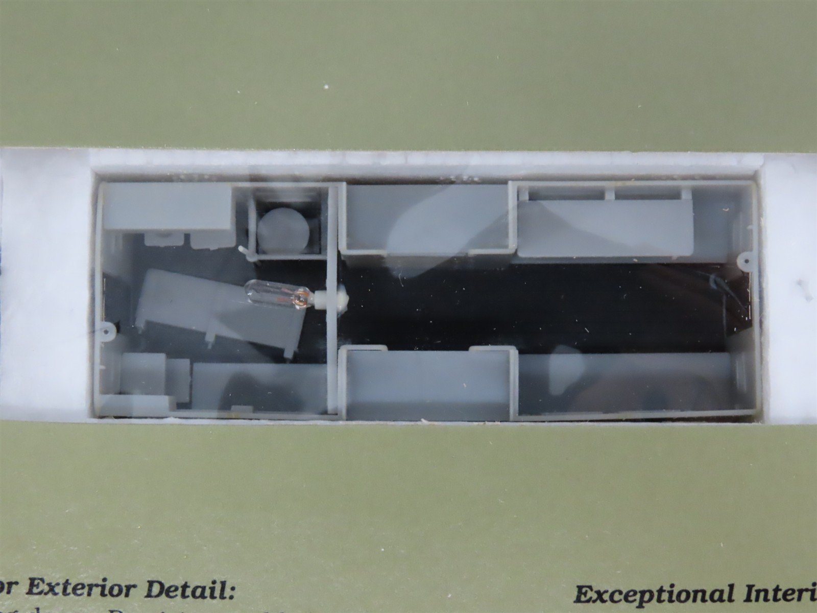 HO Scale Life-Like Proto 2000 Kit 8244 Undecorated Steel Center Caboose w/ Light
