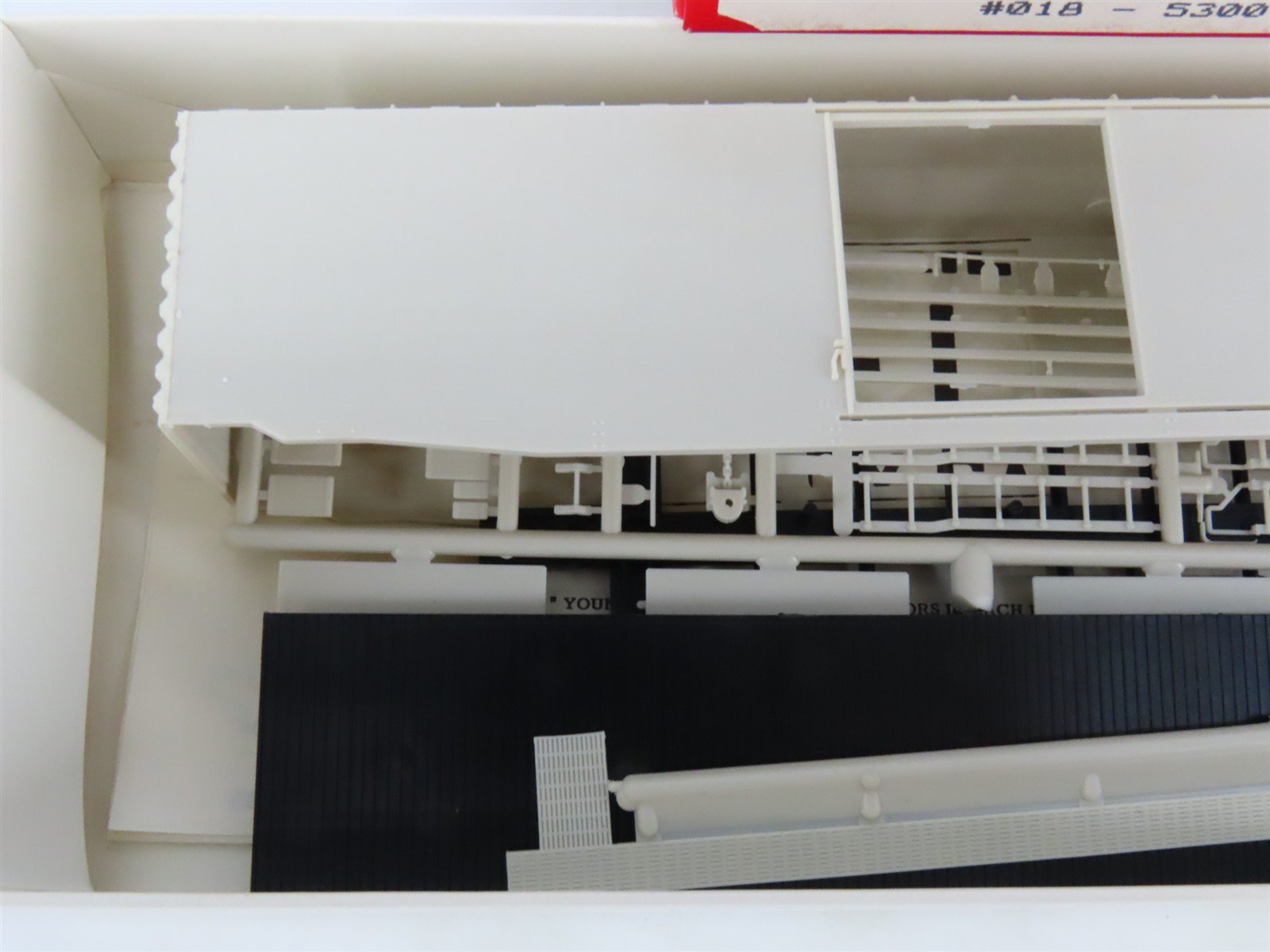 HO Scale Robin's Rails Kit 018-5300 Undecorated PS-1 50' Sliding Door Box Car
