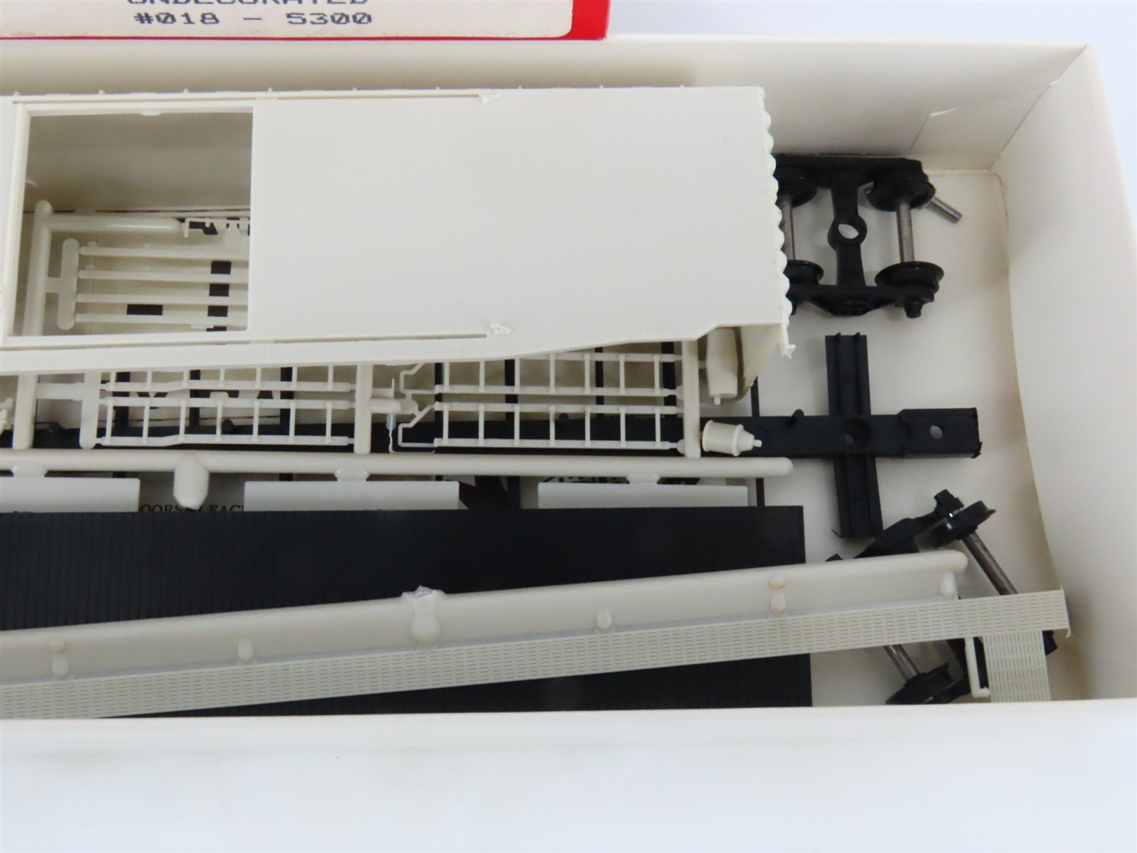 HO Scale Robin's Rails Kit 018-5300 Undecorated PS-1 50' Sliding Door Box Car