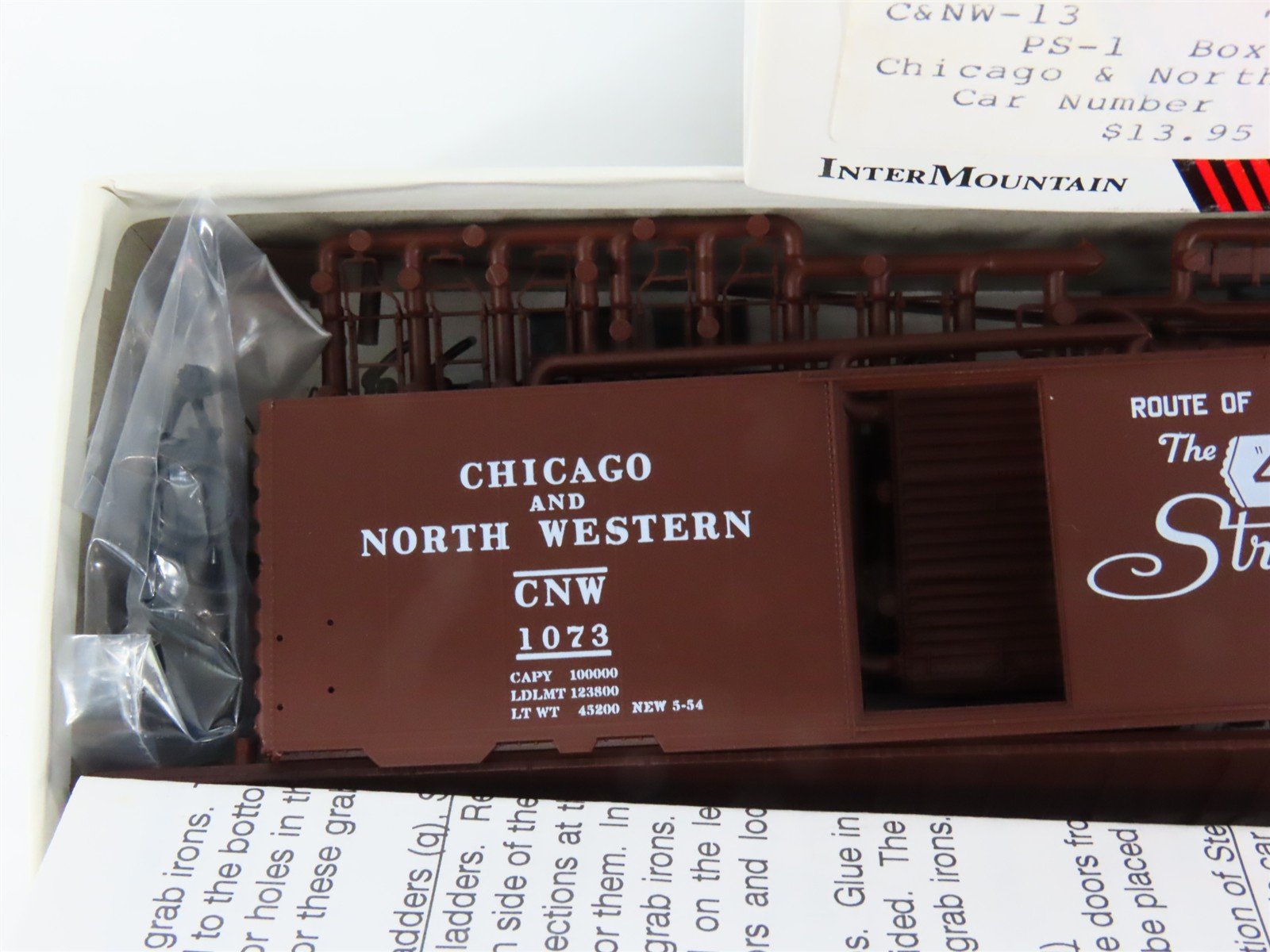 HO Scale InterMountain Kit C&NW-13 CNW 400 Streamliners 40' Box Car #1073