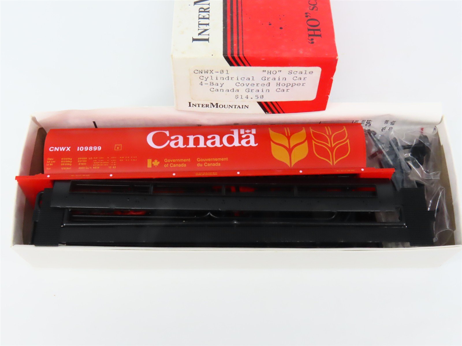 HO Scale InterMountain Kit CNWX-01 CNWX Canada 4-Bay Cylindrical Hopper #109899
