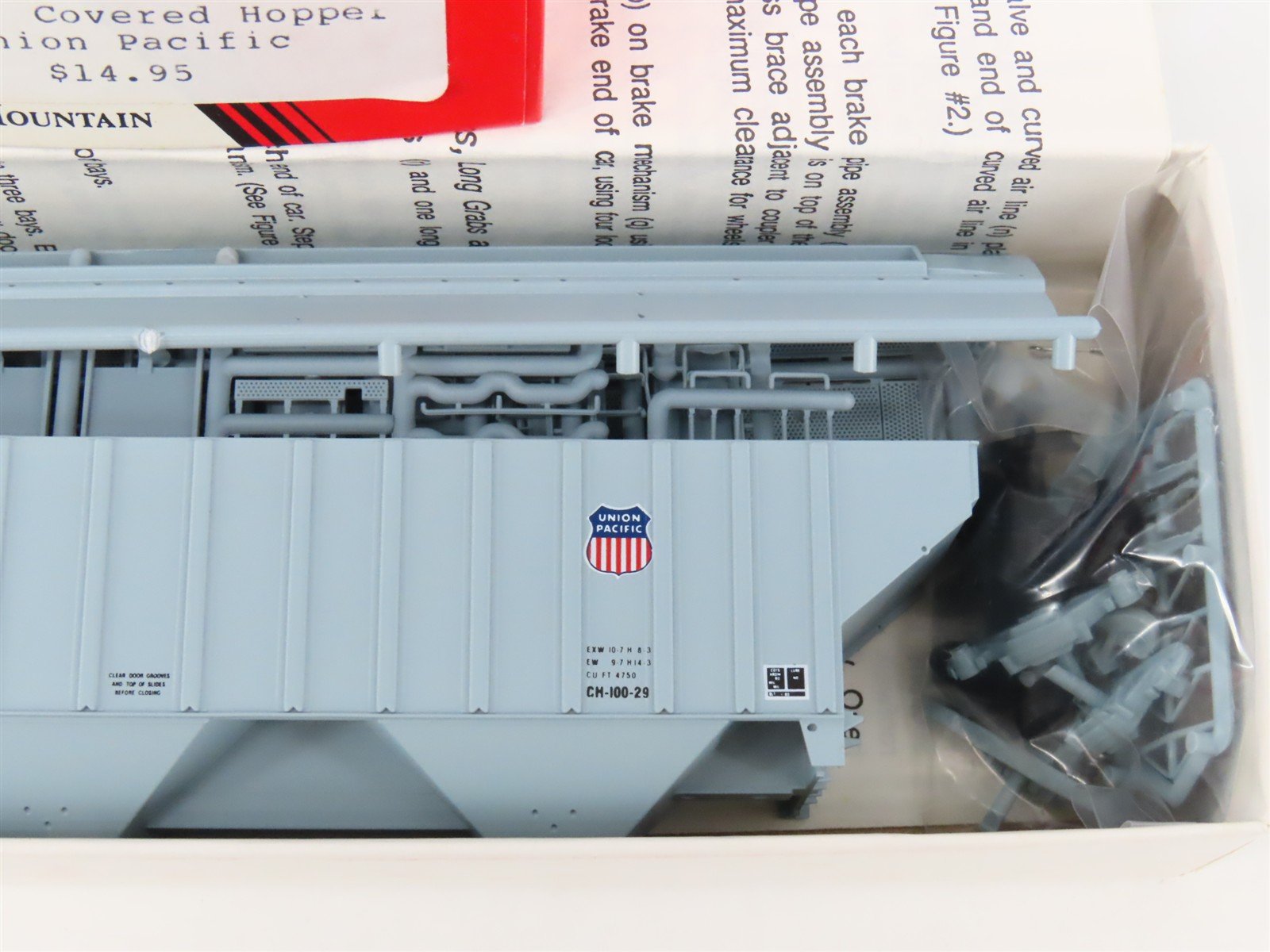 HO Scale InterMountain Kit UP-09 UP Union Pacific 3-Bay Covered Hopper #74686