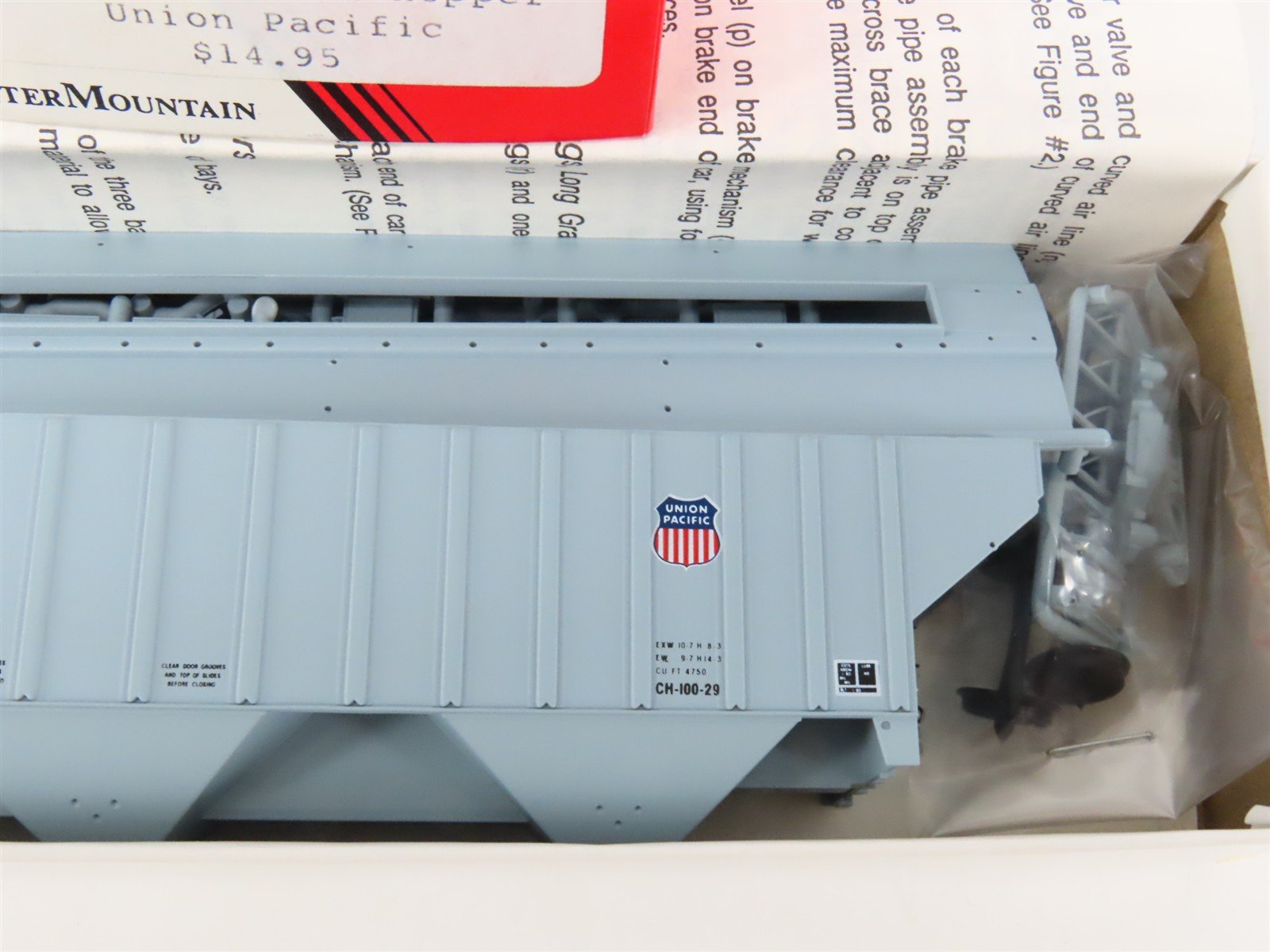 HO Scale InterMountain Kit UP-01 UP Union Pacific 3-Bay Covered Hopper #74009