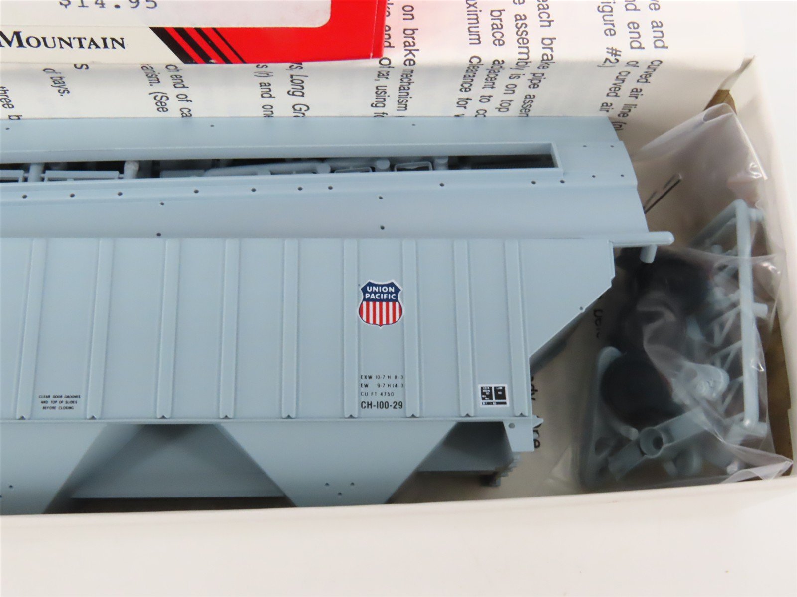HO Scale InterMountain Kit UP-12 UP Union Pacific 3-Bay Covered Hopper #74911