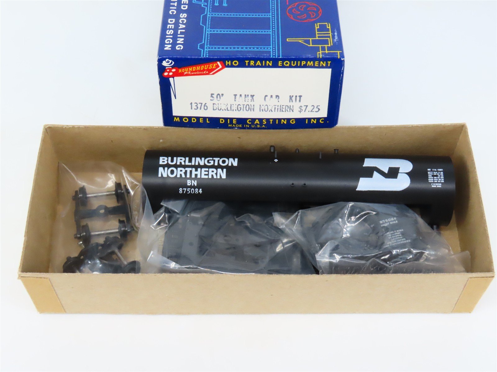 HO Scale Roundhouse Kit 1376 BN Burlington Northern 50' Tank Car #875084