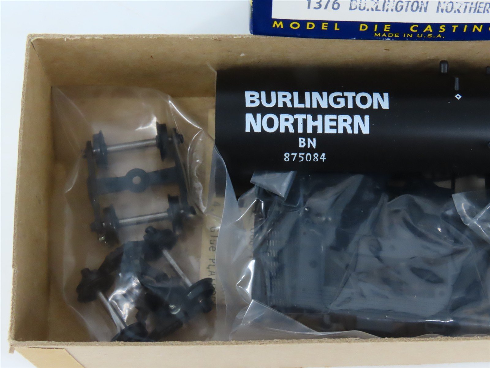 HO Scale Roundhouse Kit 1376 BN Burlington Northern 50' Tank Car #875084