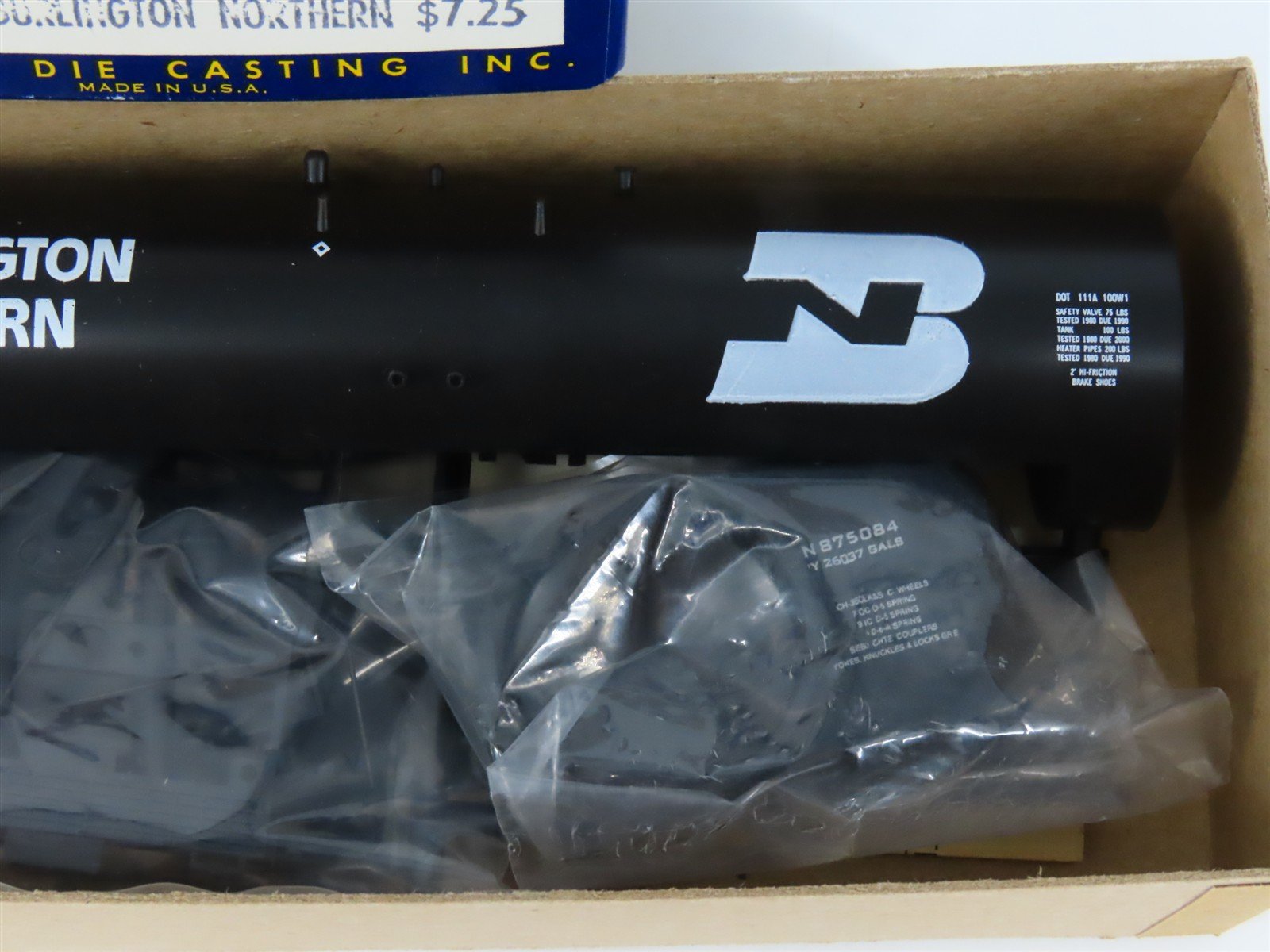 HO Scale Roundhouse Kit 1376 BN Burlington Northern 50' Tank Car #875084