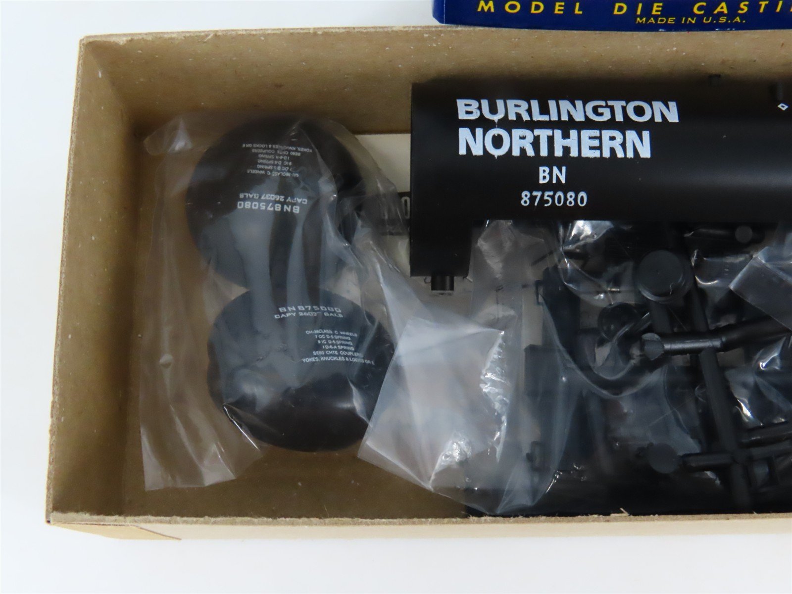HO Scale Roundhouse Kit 1376 BN Burlington Northern 50' Tank Car #875080