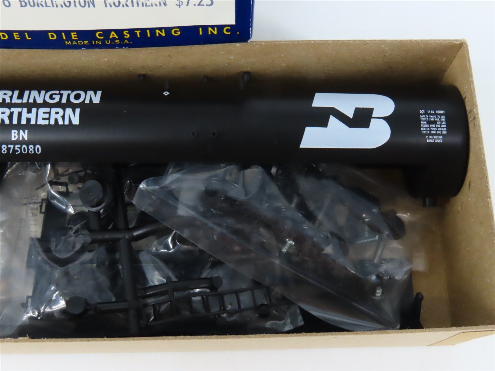HO Scale Roundhouse Kit 1376 BN Burlington Northern 50' Tank Car #875080