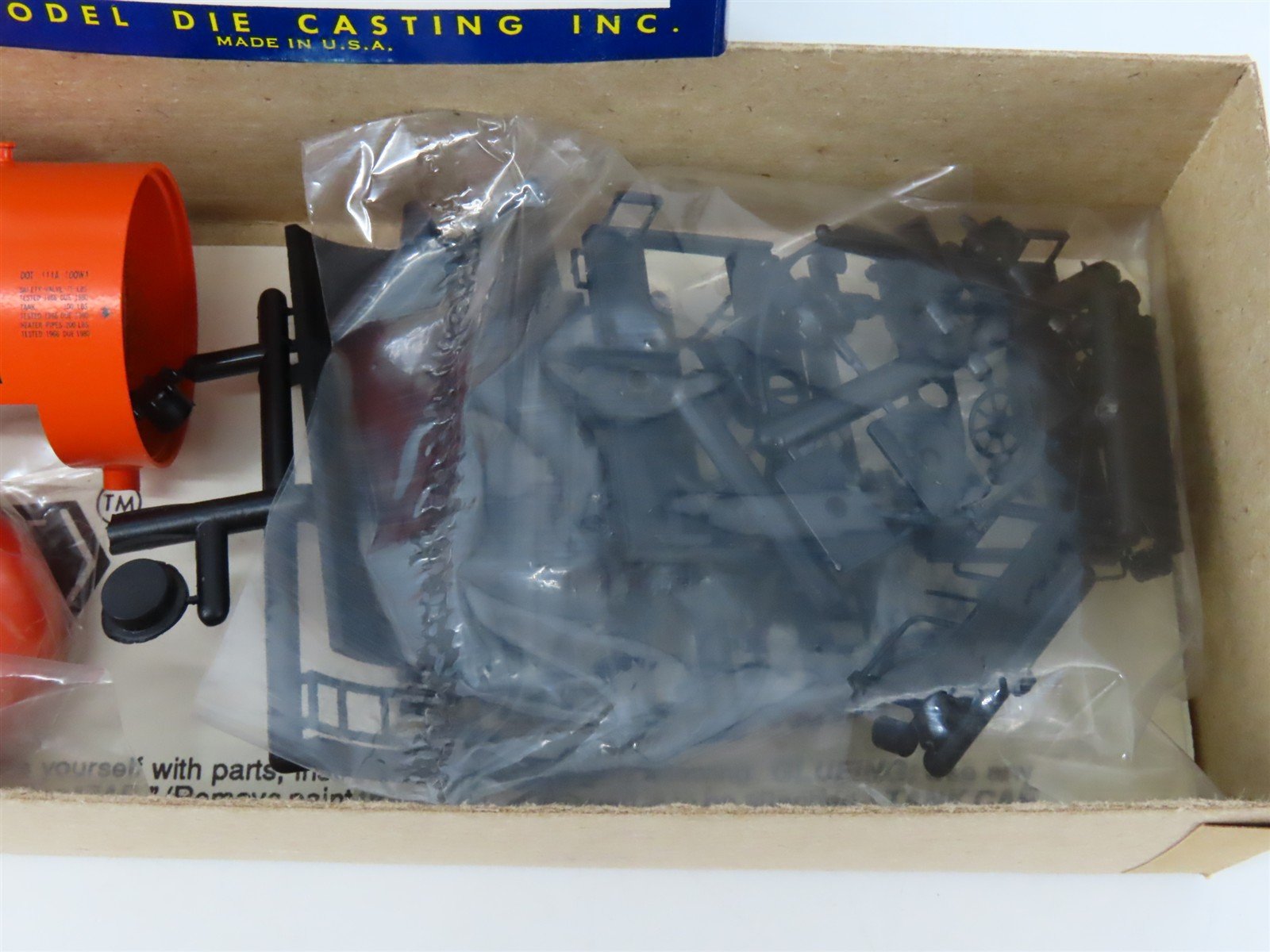 HO Scale Roundhouse Kit 3302 GATX Hooker Chemicals Shorty Tank Car #24990