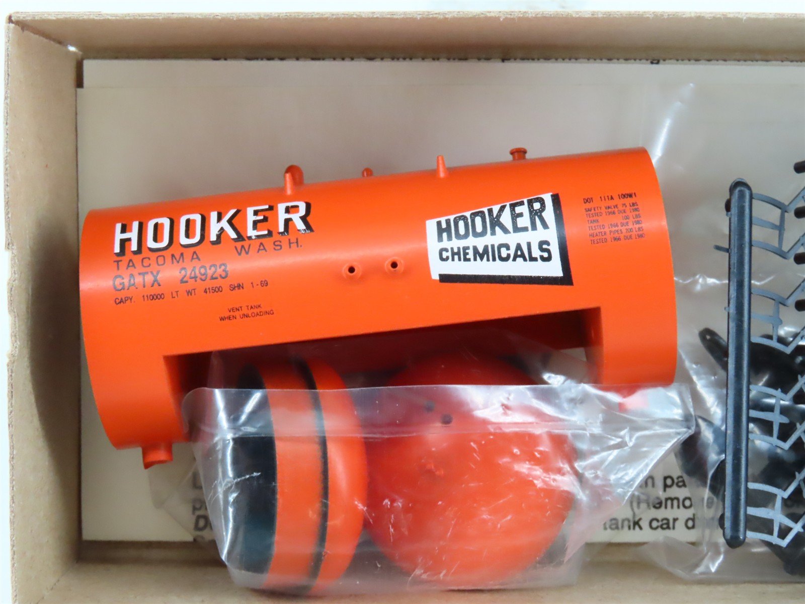 HO Scale Roundhouse Kit 3302 GATX Hooker Chemicals Shorty Tank Car #24923