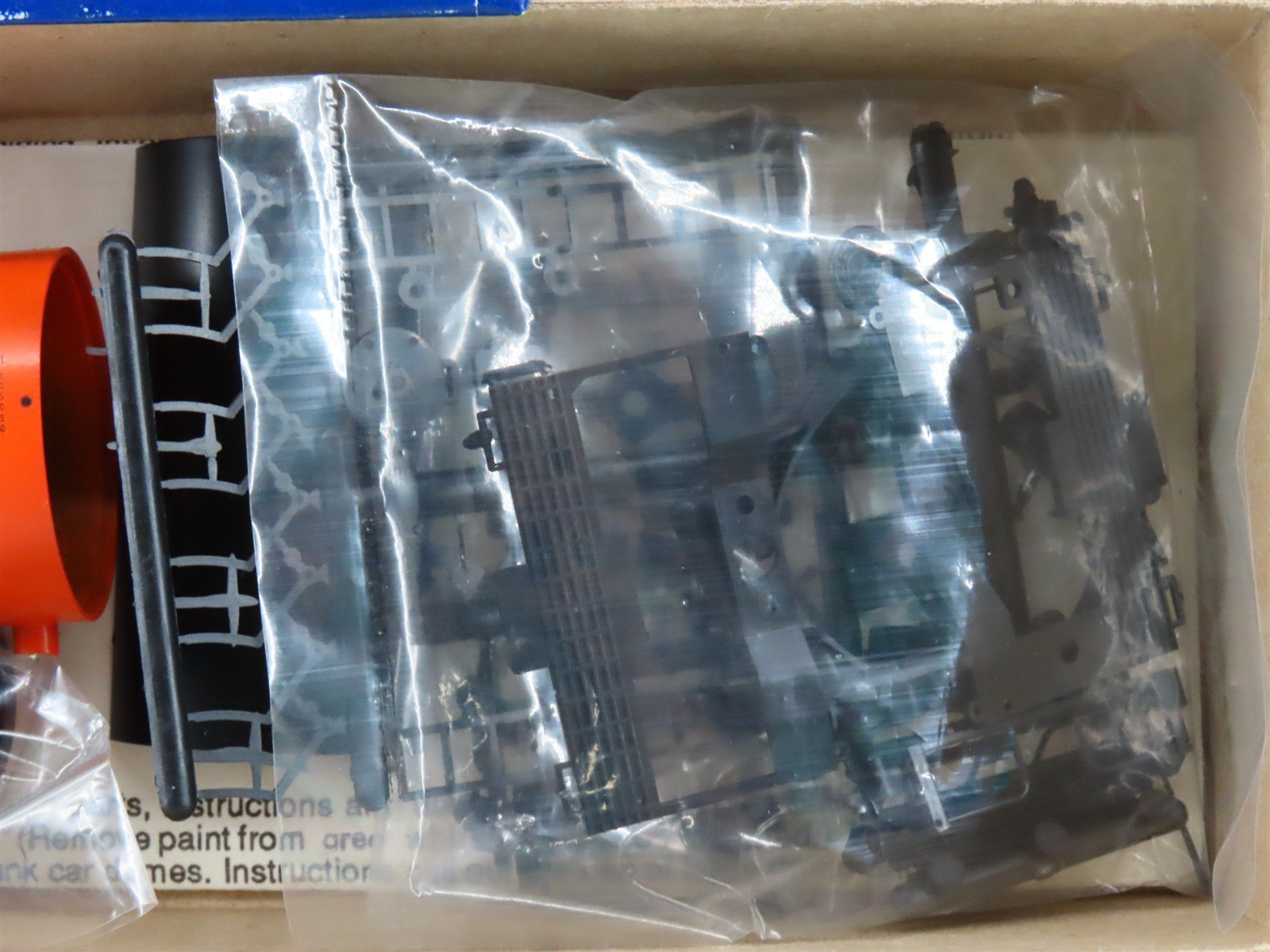 HO Scale Roundhouse Kit 3302 GATX Hooker Chemicals Shorty Tank Car #24931