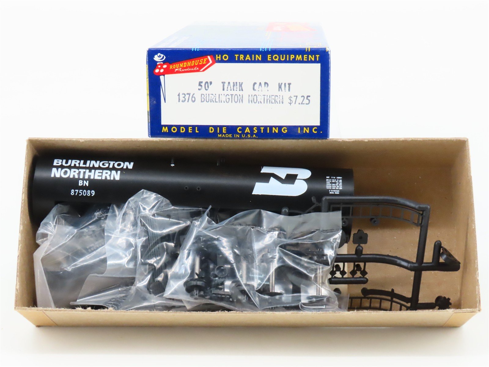 HO Scale Roundhouse Kit 1376 BN Burlington Northern 50' Tank Car #875089