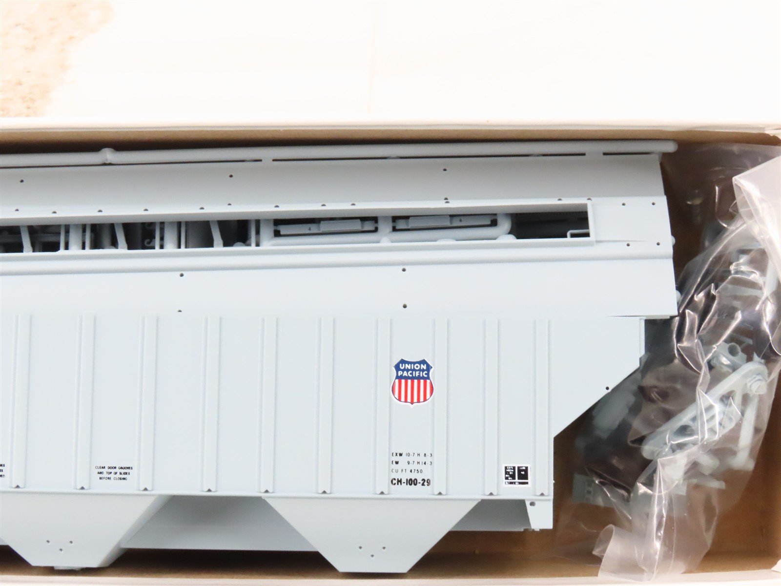 HO Scale InterMountain Kit UP-06 UP Union Pacific 3-Bay Covered Hopper #74378