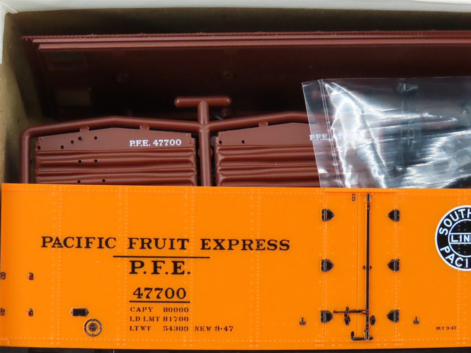 HO Scale InterMountain Kit 40501-12 SP UP PFE Pacific Fruit Express Reefer 47700