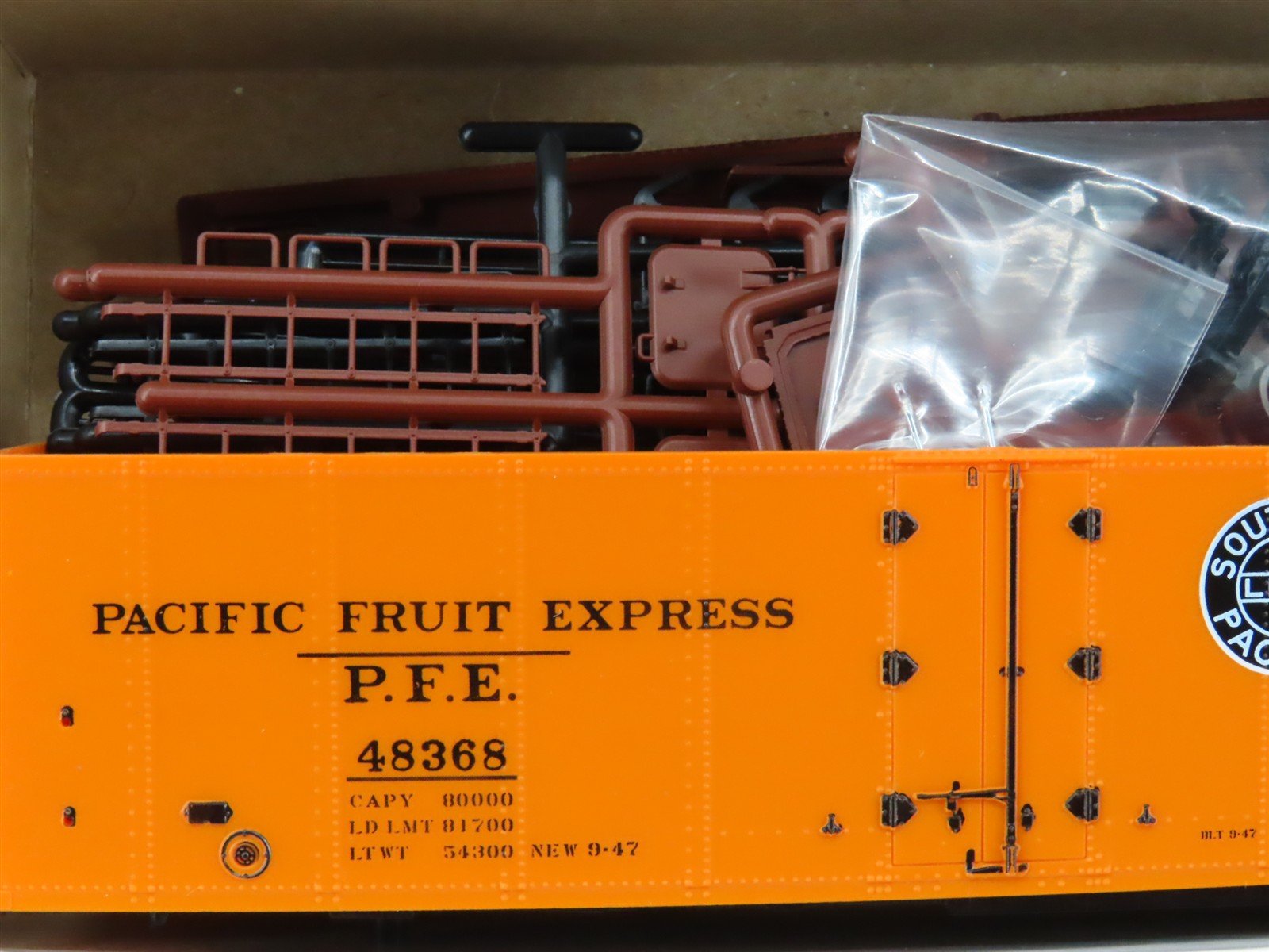 HO Scale InterMountain Kit 40501-23 SP UP PFE Pacific Fruit Express Reefer 48368