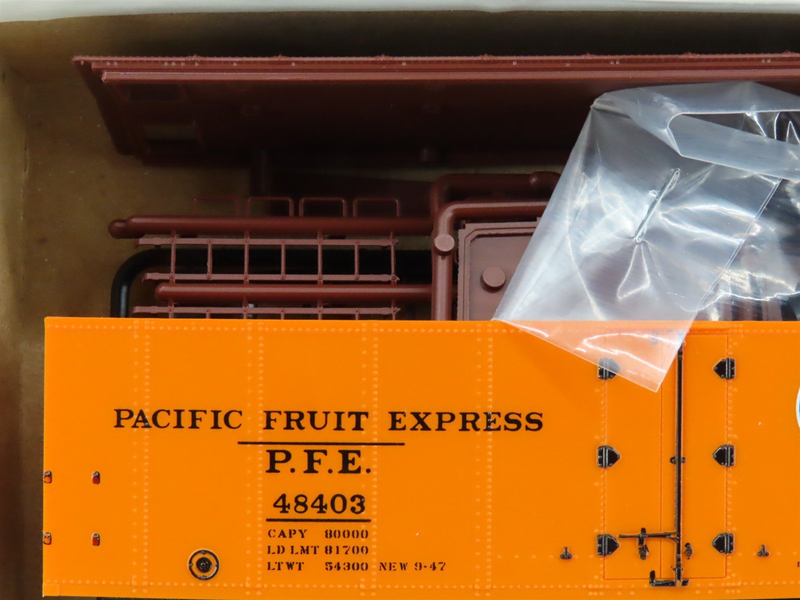 HO Scale InterMountain Kit 40501-24 SP UP PFE Pacific Fruit Express Reefer 48403