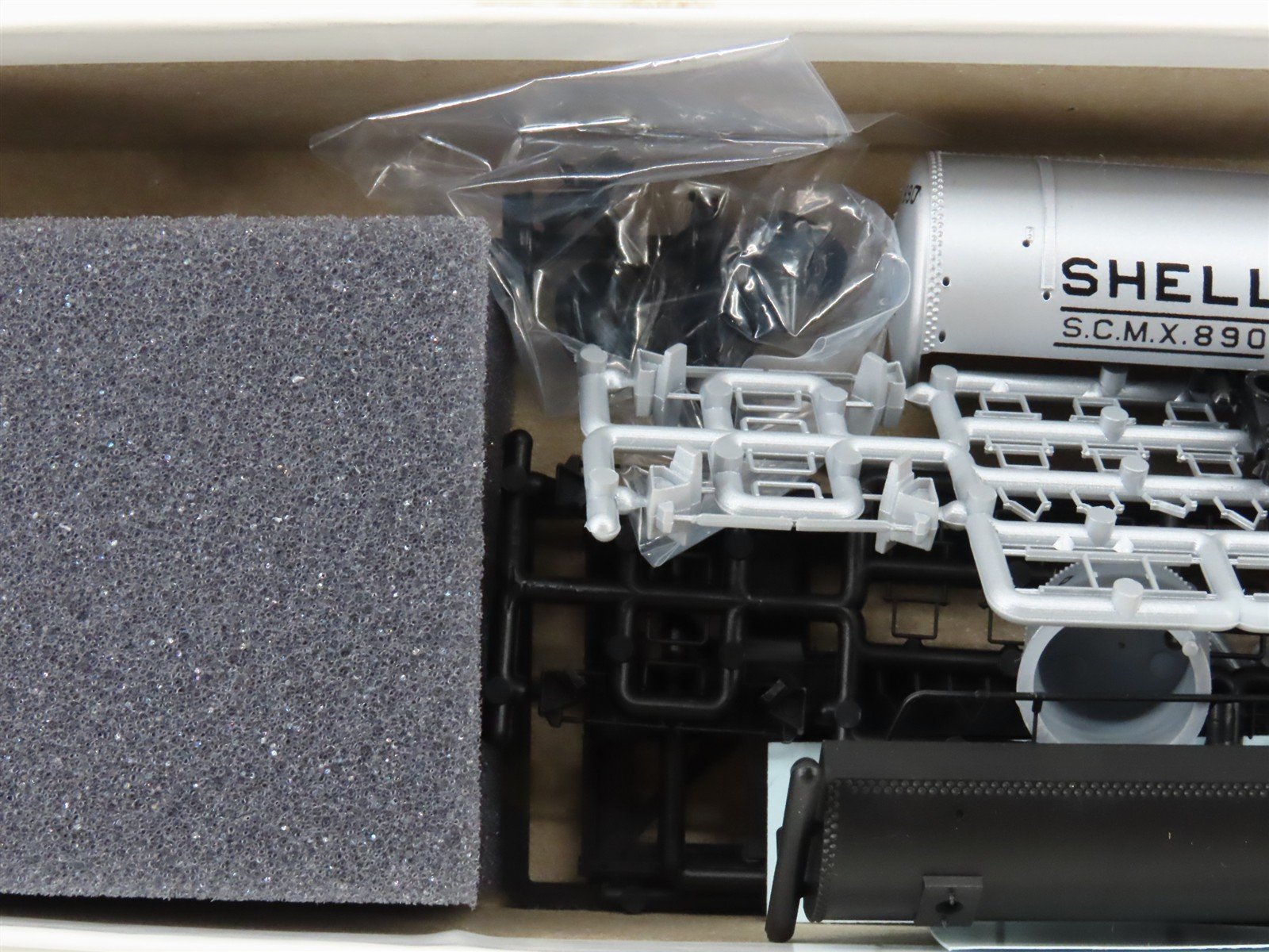 HO Scale InterMountain Kit 41302-01 SCMX Shell Chemical Single DomeTank Car #890