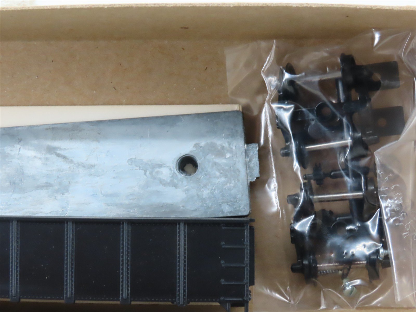 HO Scale InterMountain Kit 1340 Black Unlettered High Side Gondola