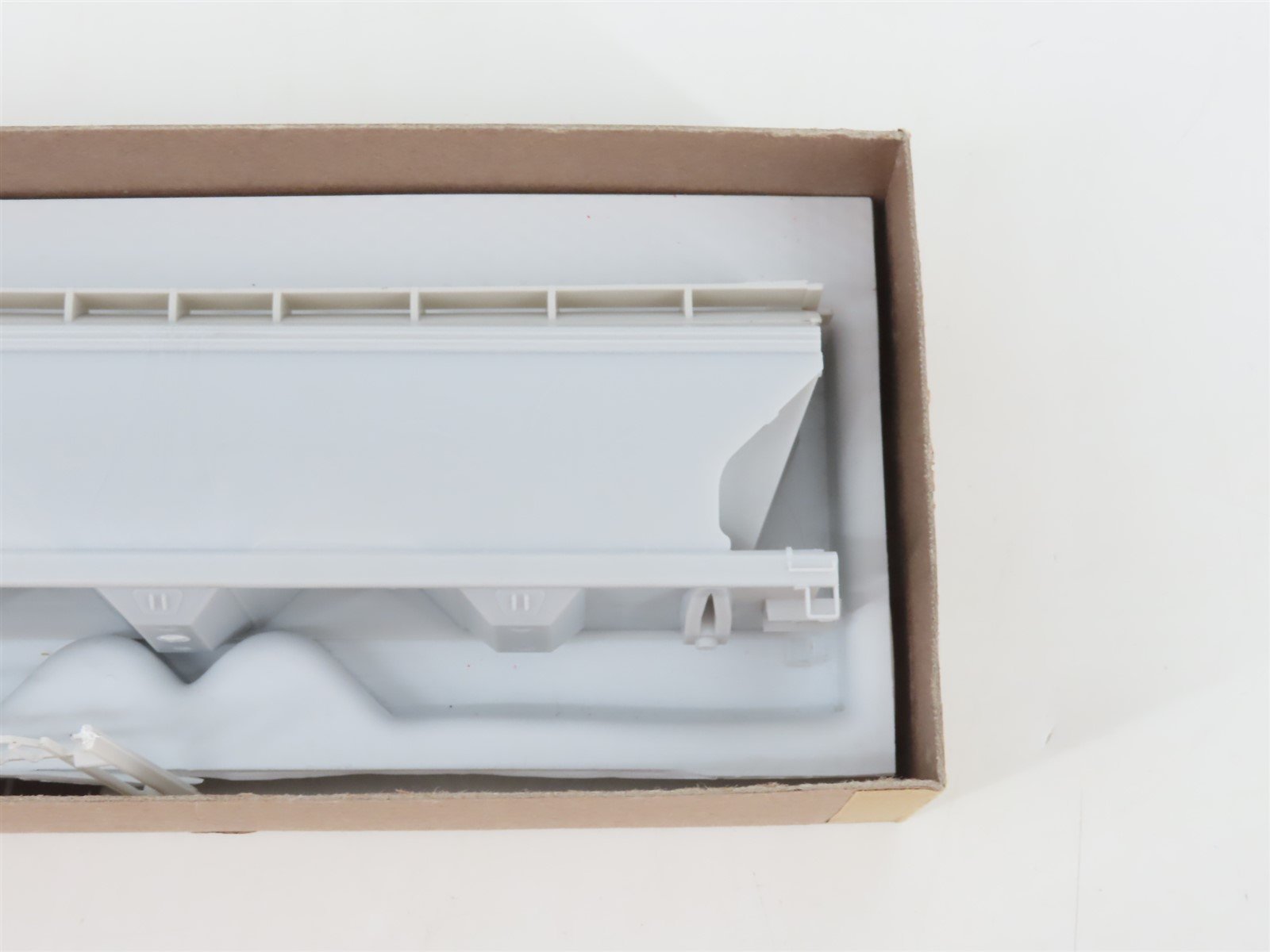 HO Scale Front Range Kit #4300 Undecorated 3-Bay Covered Grain Hopper Car