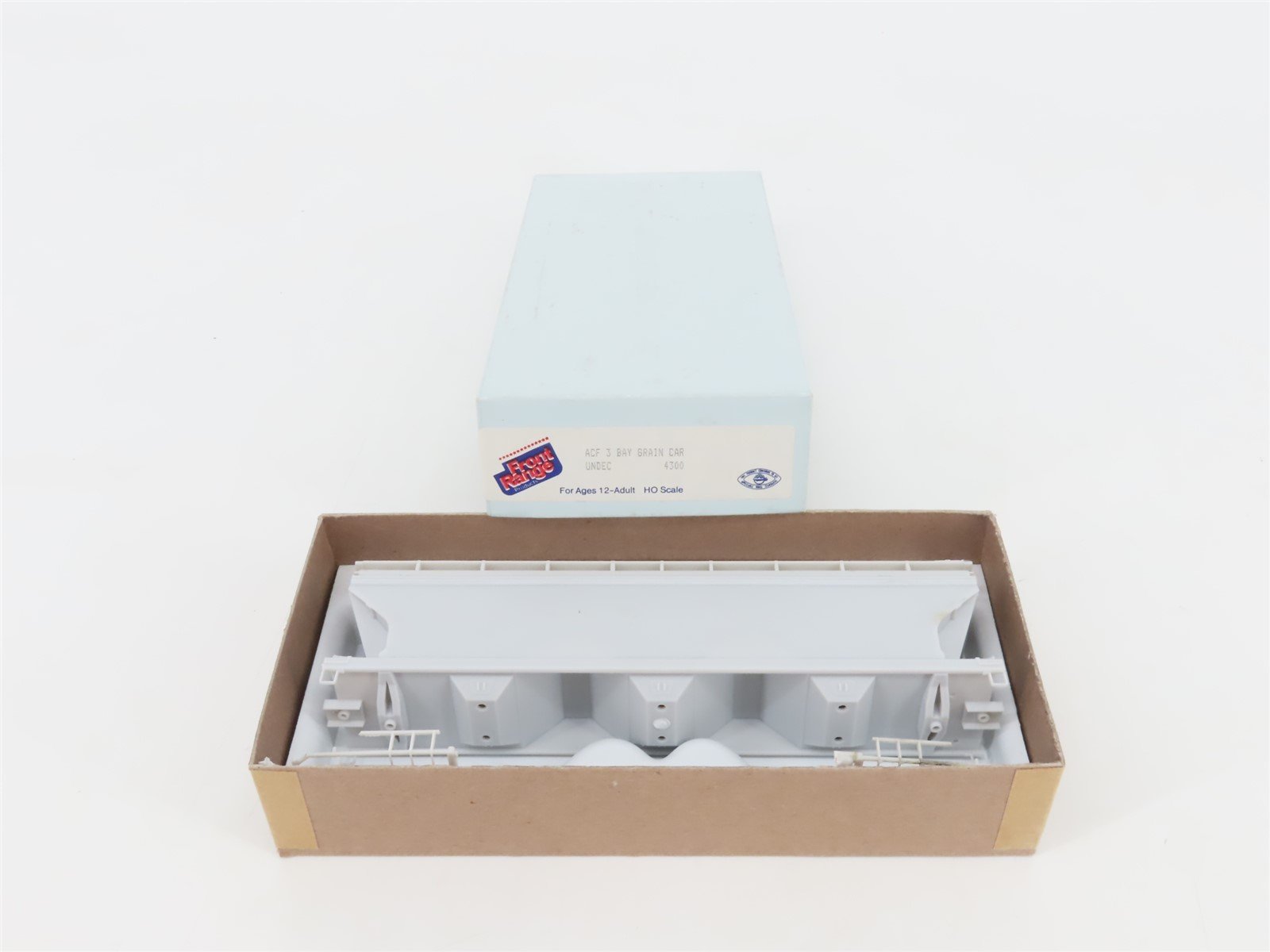 HO Scale Front Range Kit #4300 Undecorated 3-Bay Covered Grain Hopper Car