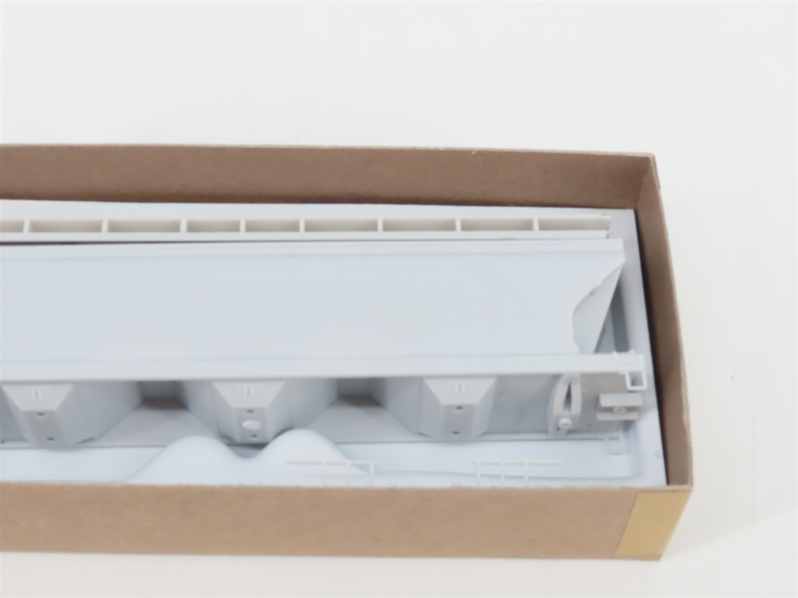 HO Scale Front Range Kit #4300 Undecorated 3-Bay Covered Grain Hopper Car