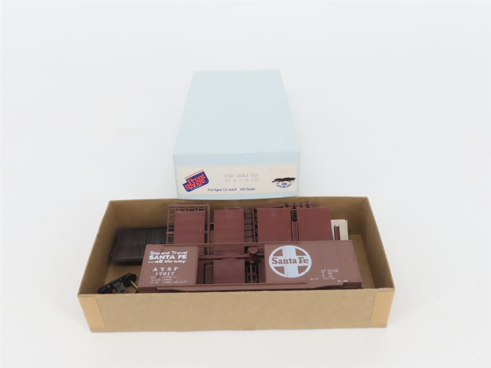 HO Front Range Kit #4098 ATSF Santa Fe Railroad 40' Double Door Box Car #17617