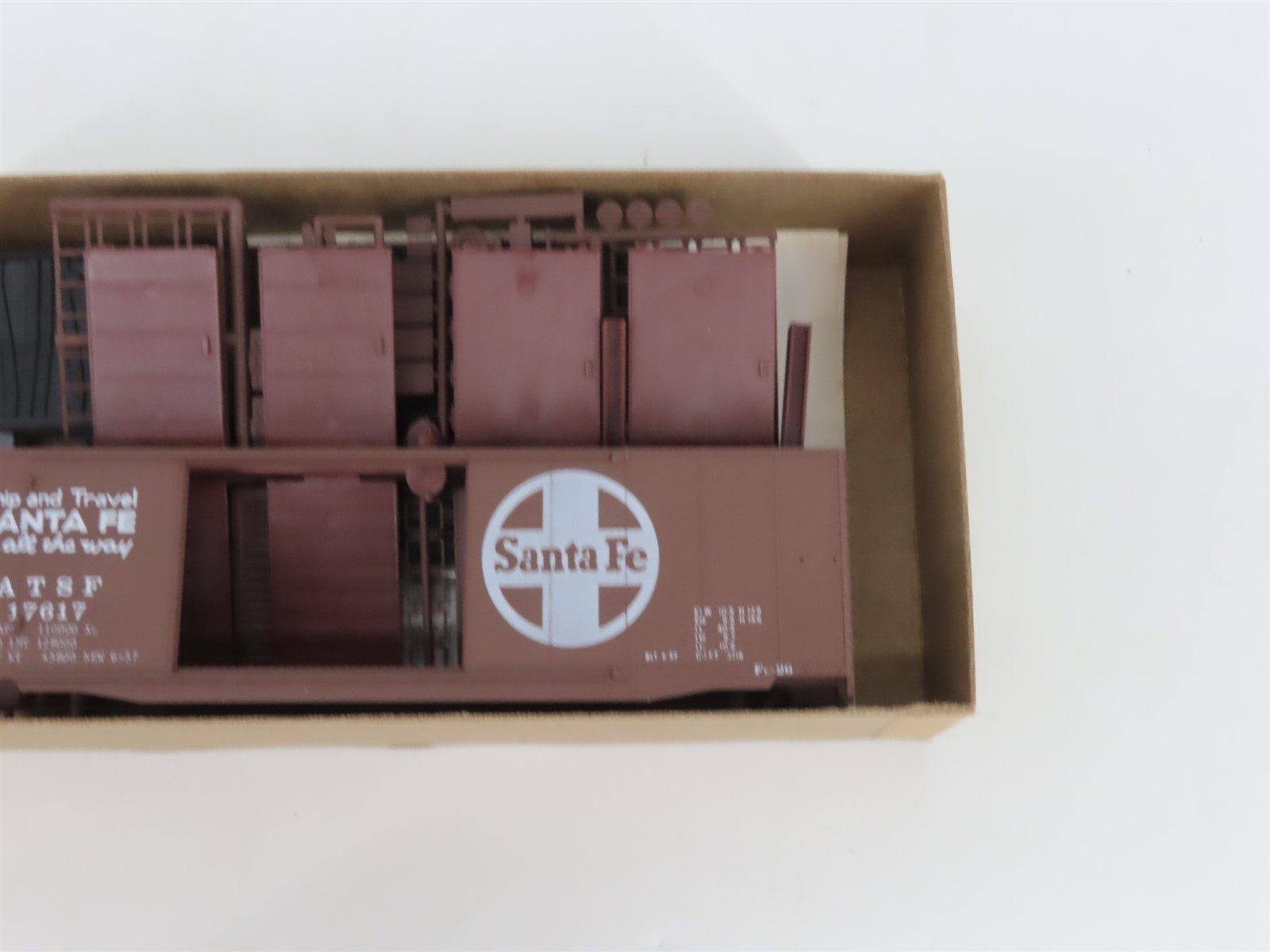 HO Front Range Kit #4098 ATSF Santa Fe Railroad 40' Double Door Box Car #17617