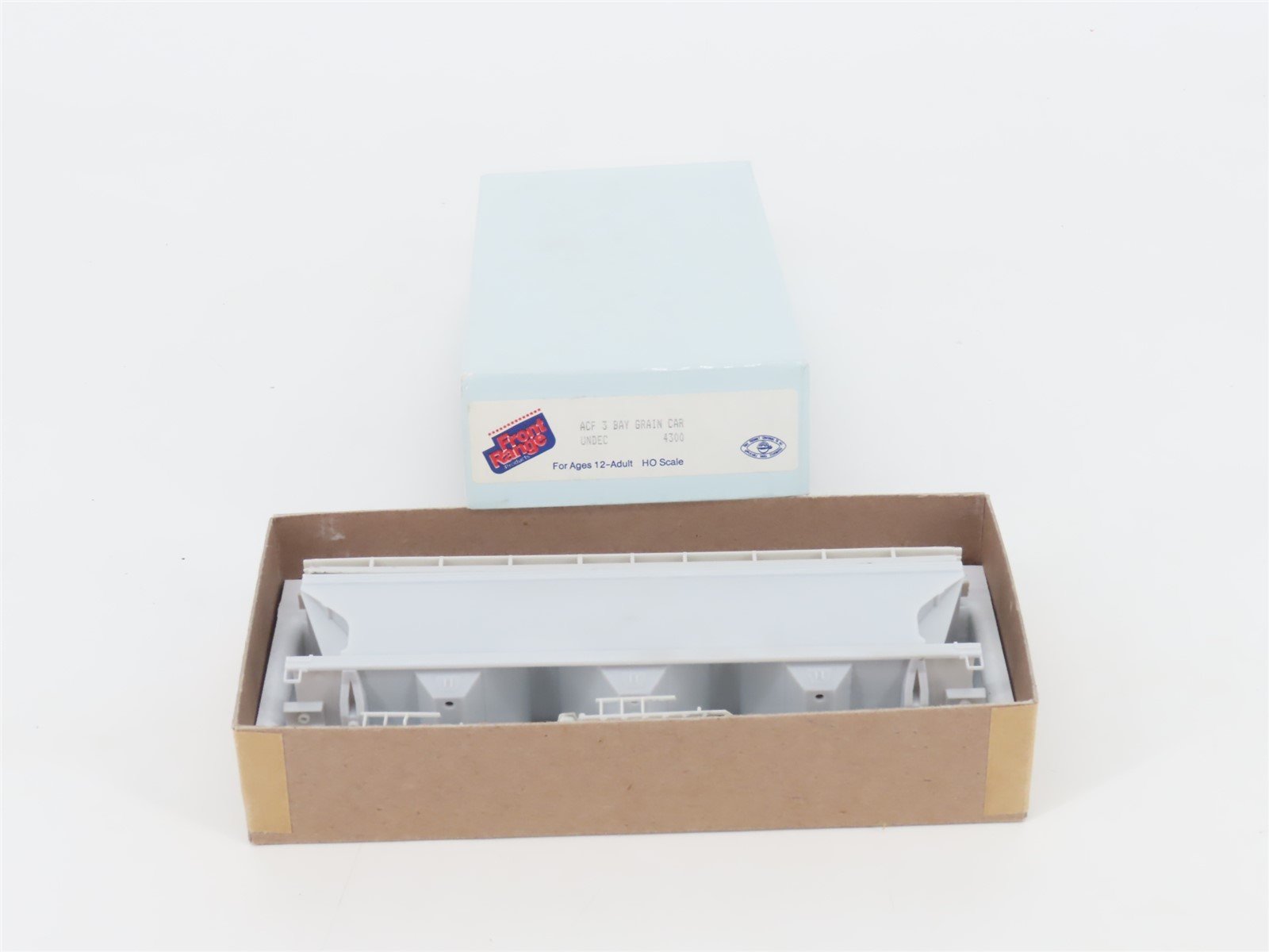 HO Scale Front Range Kit #4300 Undecorated 3-Bay Covered Grain Hopper Car