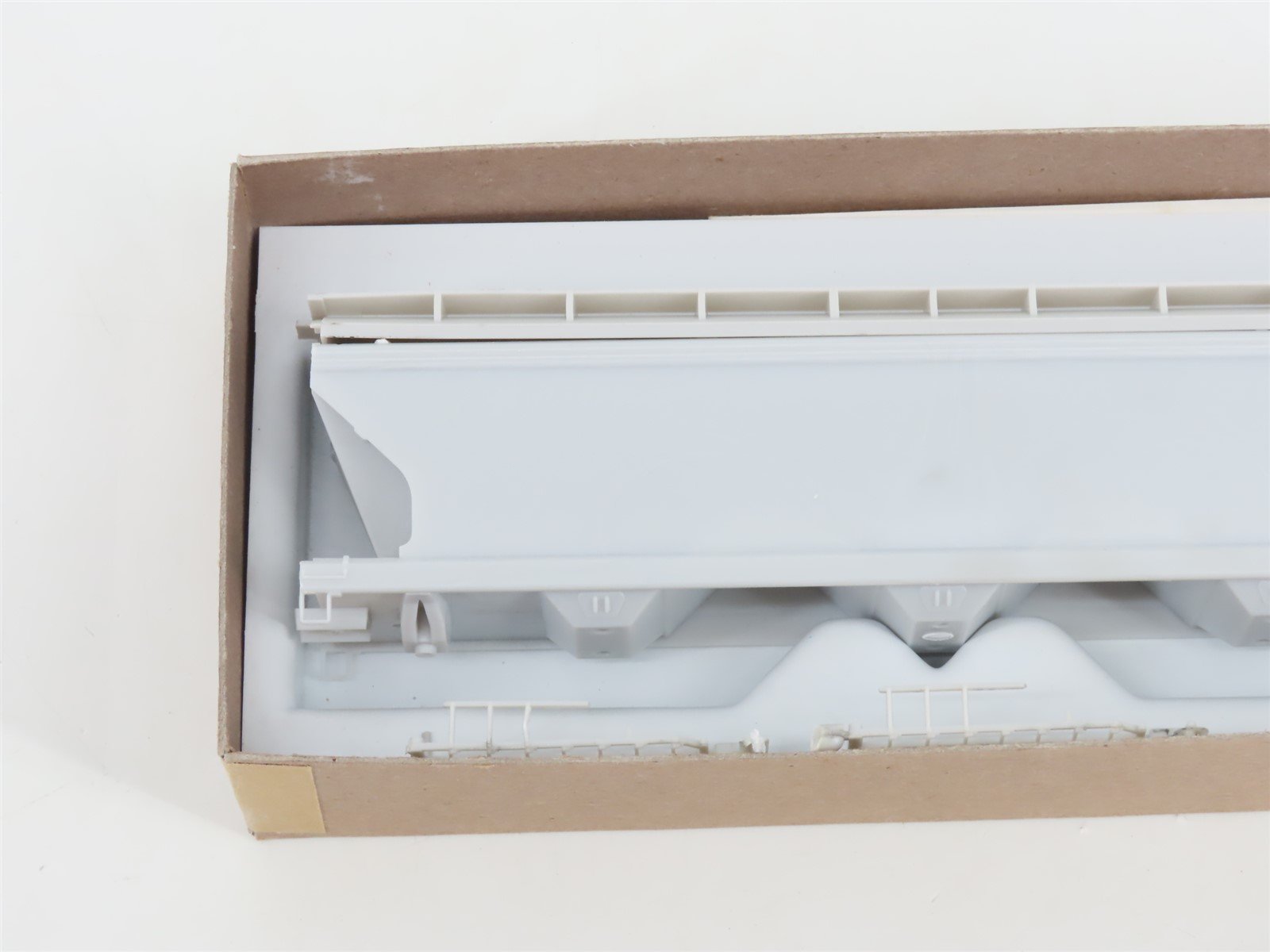 HO Scale Front Range Kit #4300 Undecorated 3-Bay Covered Grain Hopper Car
