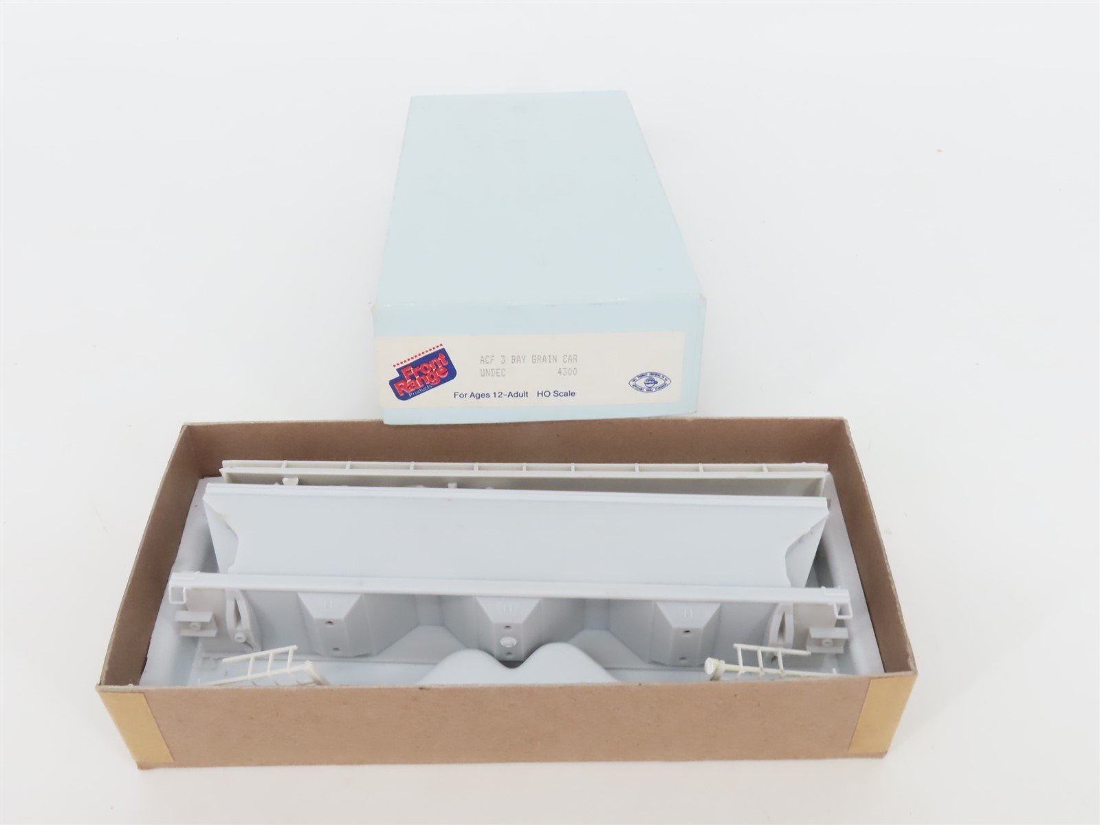 HO Scale Front Range Kit #4300 Undecorated 3-Bay Covered Grain Hopper Car