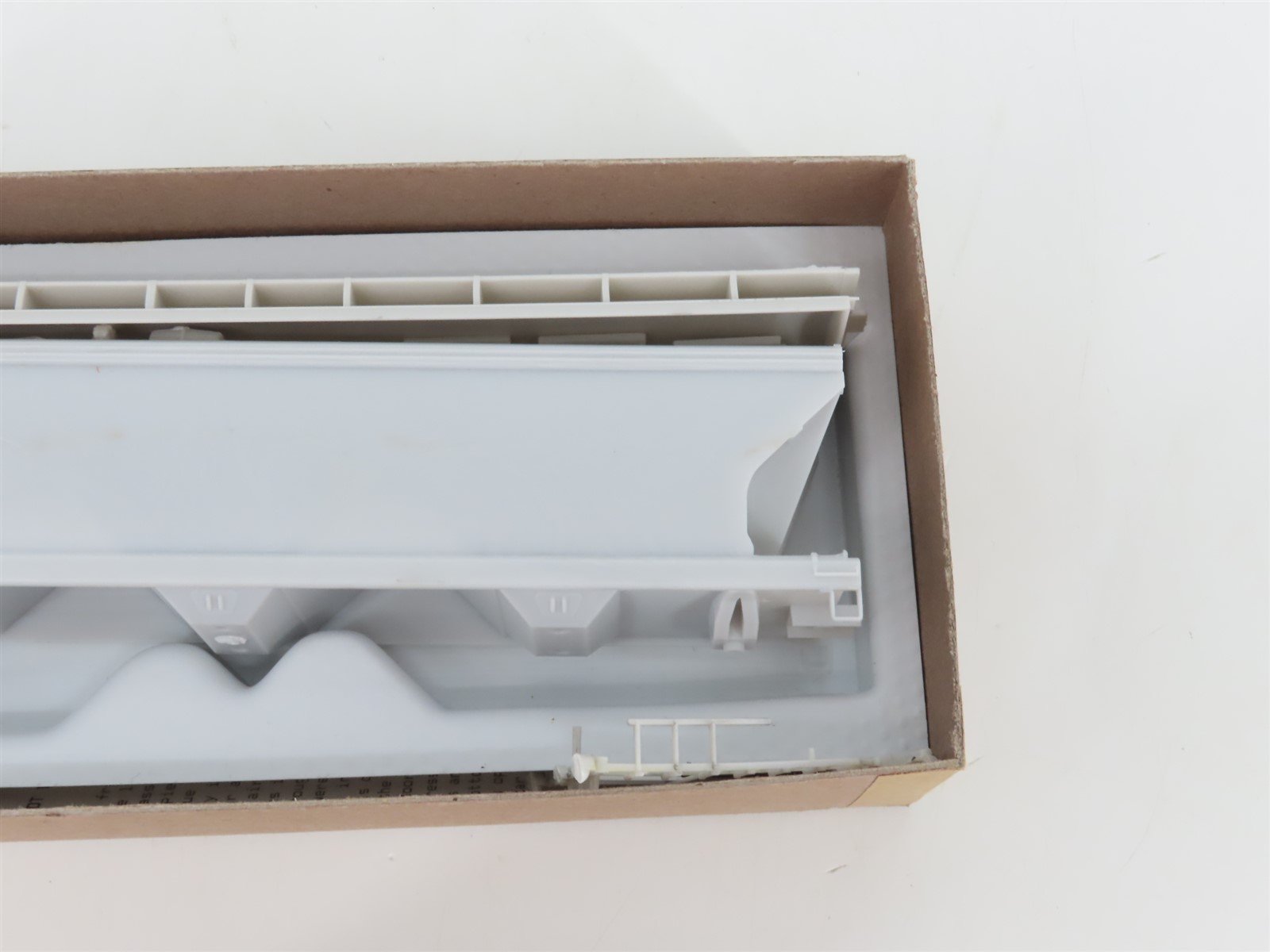 HO Scale Front Range Kit #4300 Undecorated 3-Bay Covered Grain Hopper Car