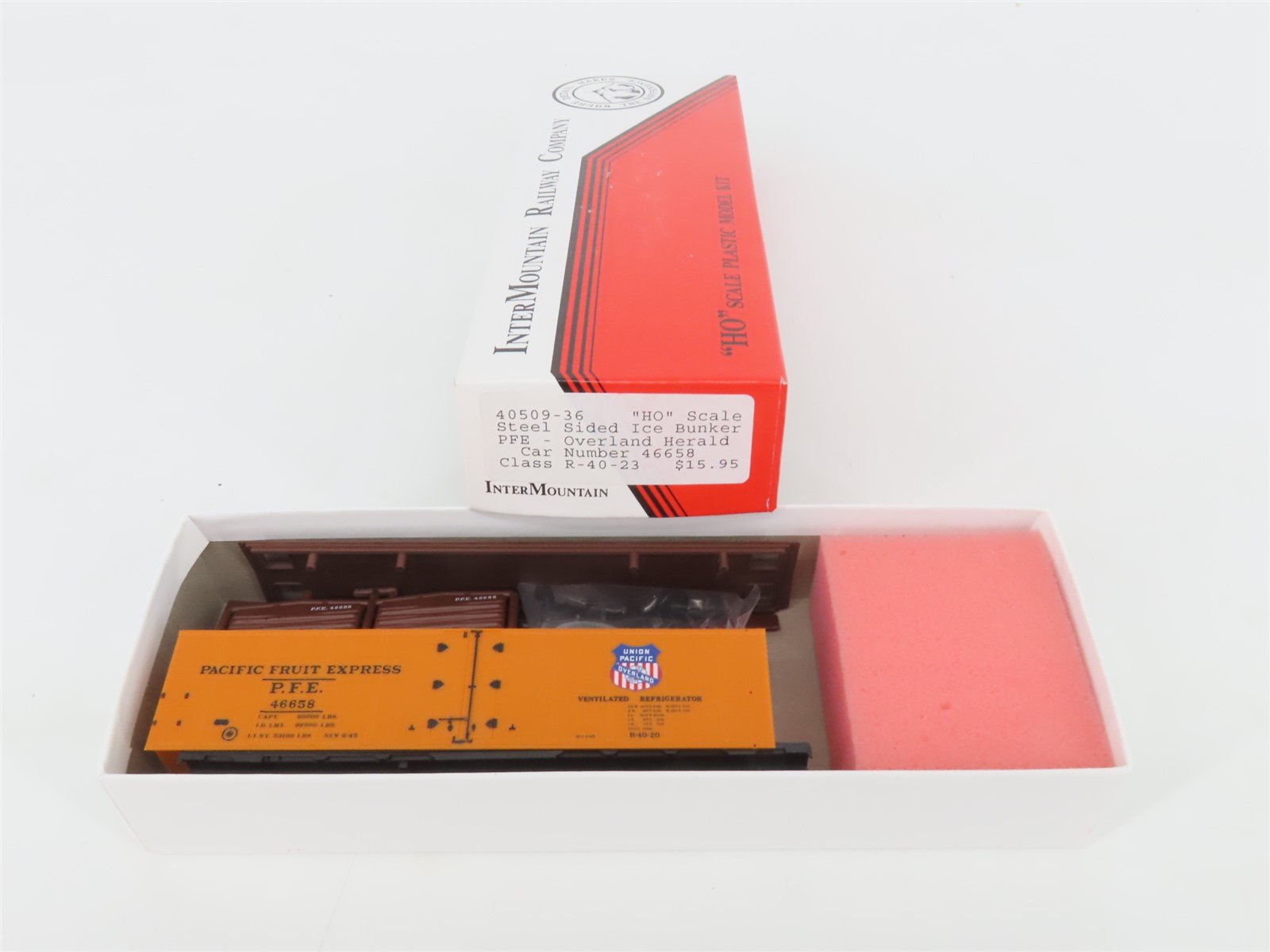 HO Scale InterMountain Kit 40509-36 PFE Pacific Fruit Express Reefer #46658