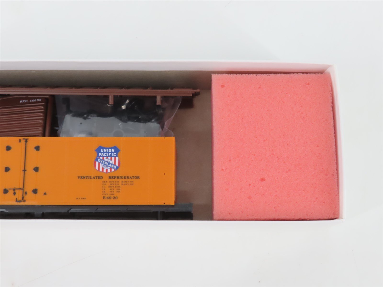 HO Scale InterMountain Kit 40509-36 PFE Pacific Fruit Express Reefer #46658