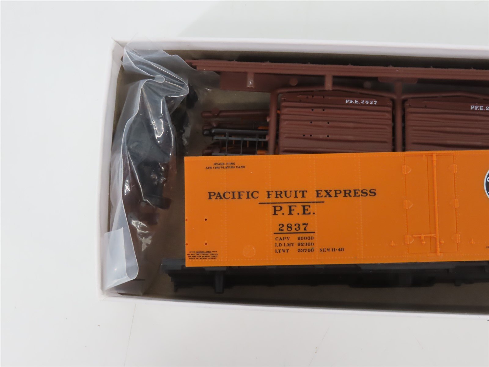 HO Scale InterMountain Kit SP UP PFE Pacific Fruit Express Reefer #2837