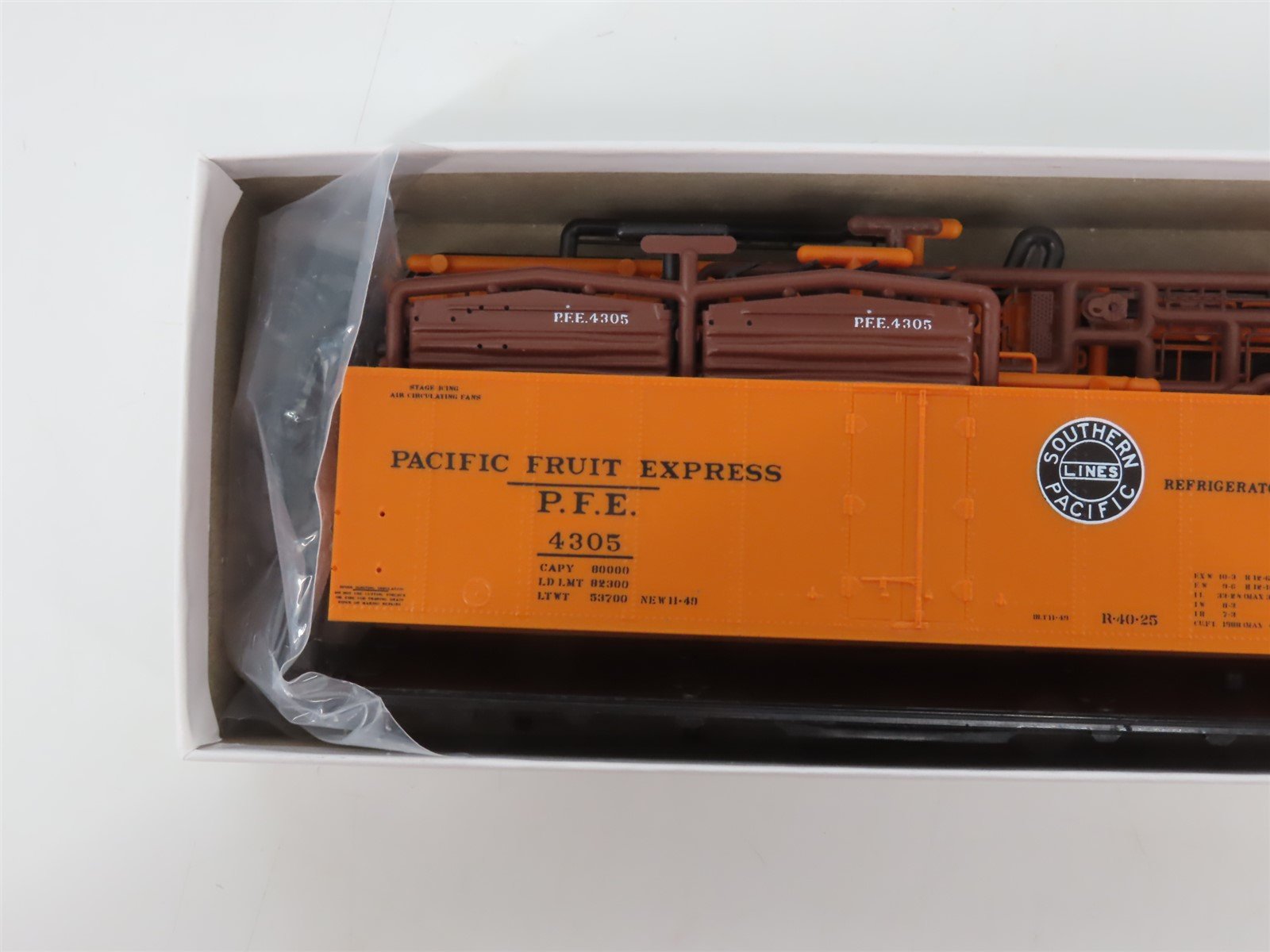 HO Scale InterMountain Kit SP UP PFE Pacific Fruit Express Reefer #4305